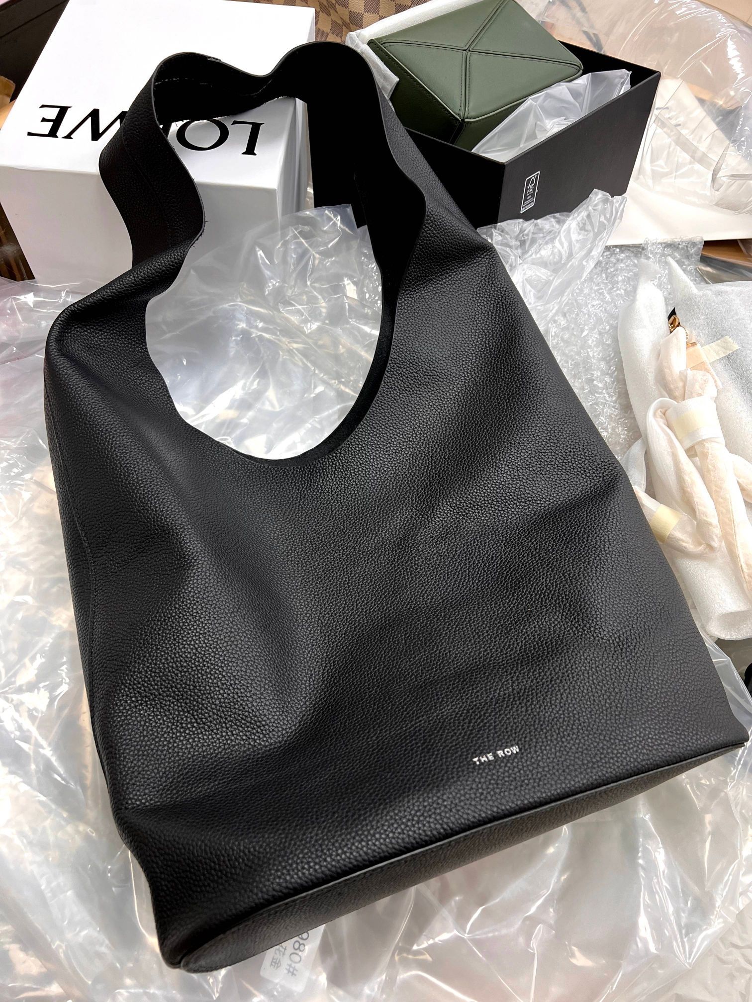 The delivery is very busy. Let me introduce this popular mess The Row series.