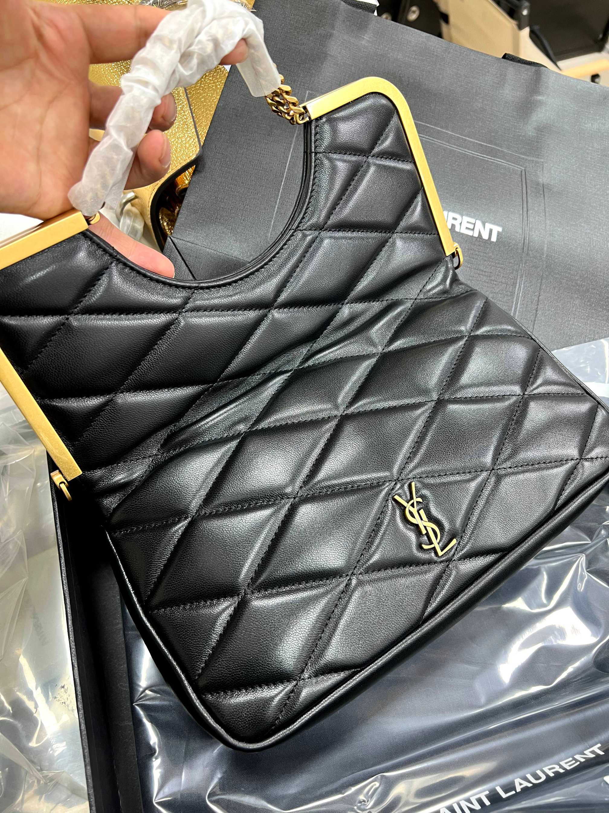 Saint Laurent Every days must-have hot items will be introduced again after taking the time