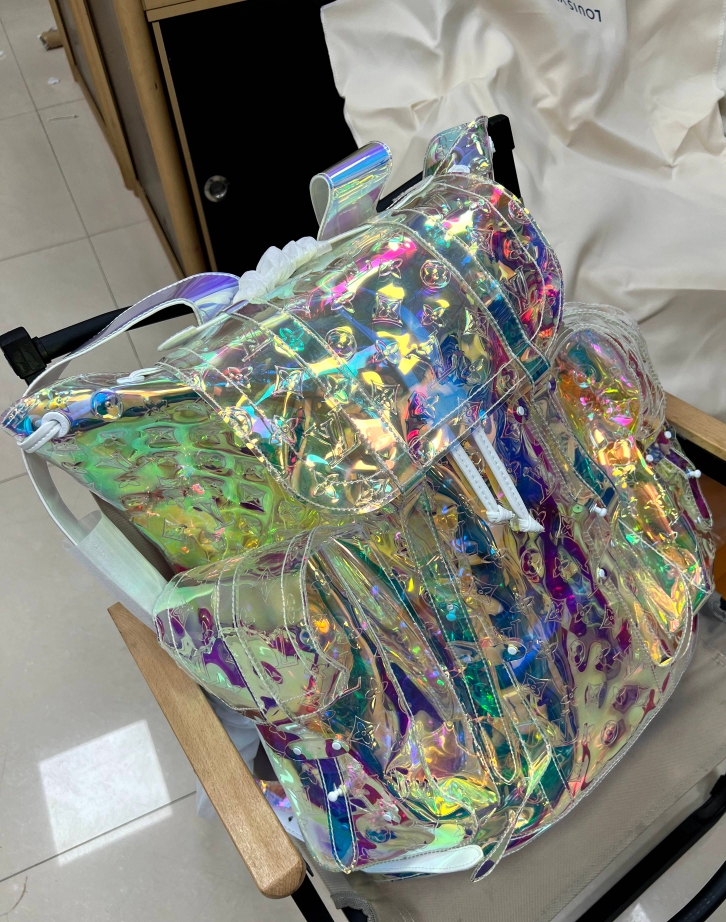 Louis Vuitton Customers order rare LV exclusive laser travel bags and laser colorful backpacks! Very eye-catching and beautiful, the unique mater