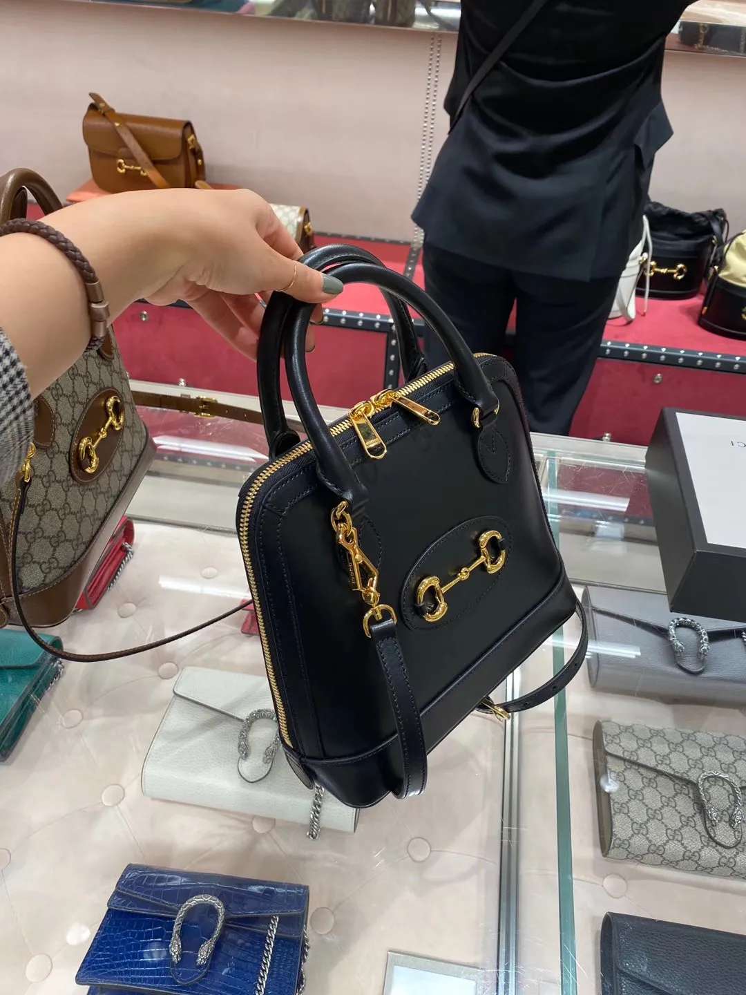Betfairs very eye-catching and classic shell bag every day is the new Gucci 1955 Horsebit series shell bag. This handbag is made of black cowhide