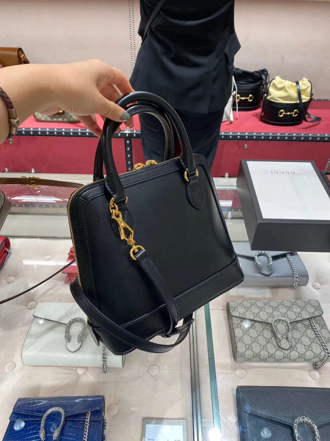 Betfairs very eye-catching and classic shell bag every day is the new Gucci 1955 Horsebit series shell bag. This handbag is made of black cowhide