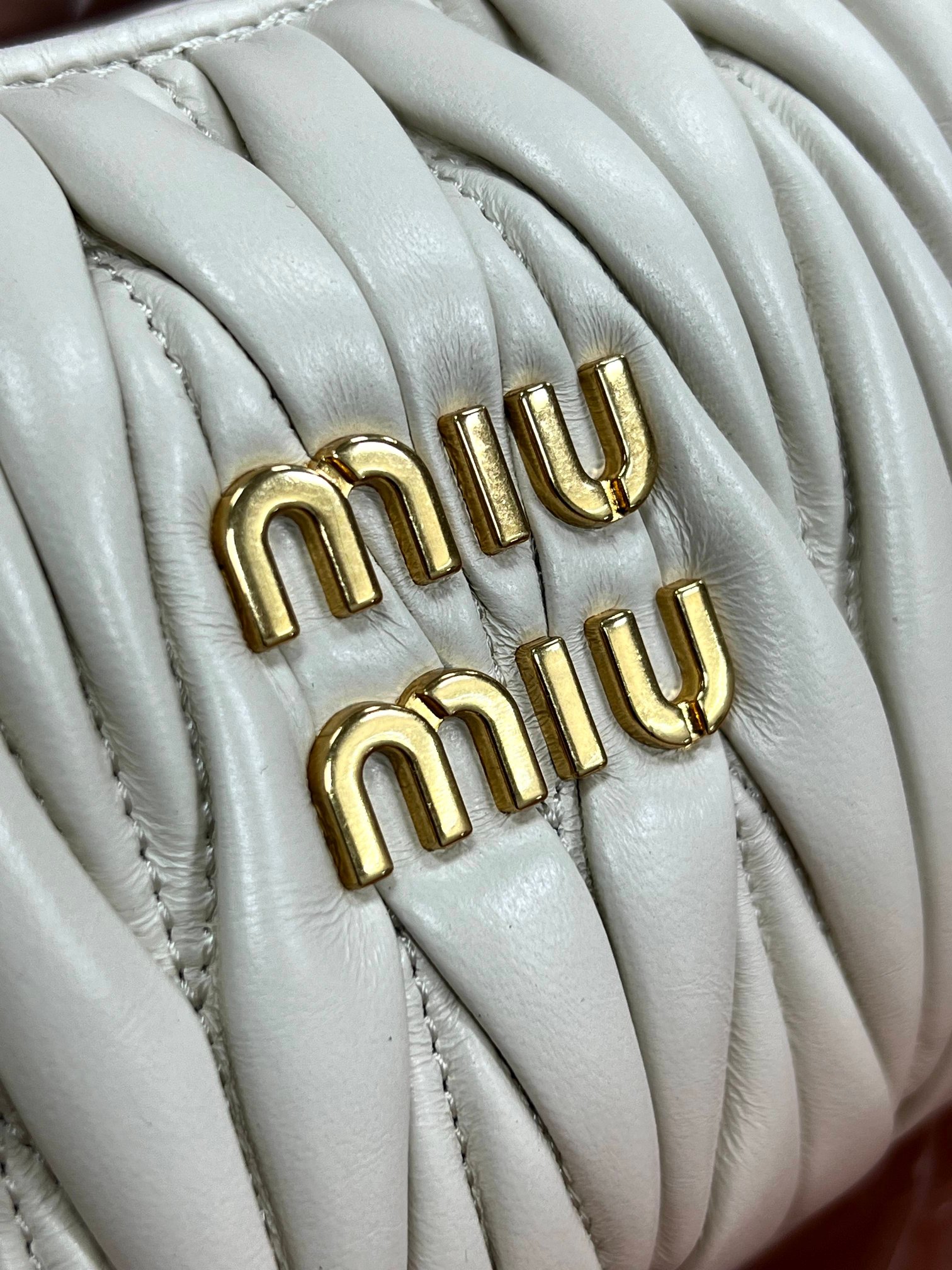 Miu Miu MiuWander miu wander, the popular model that is released in seconds, is exactly what its name suggests: the freedom to roam casually and