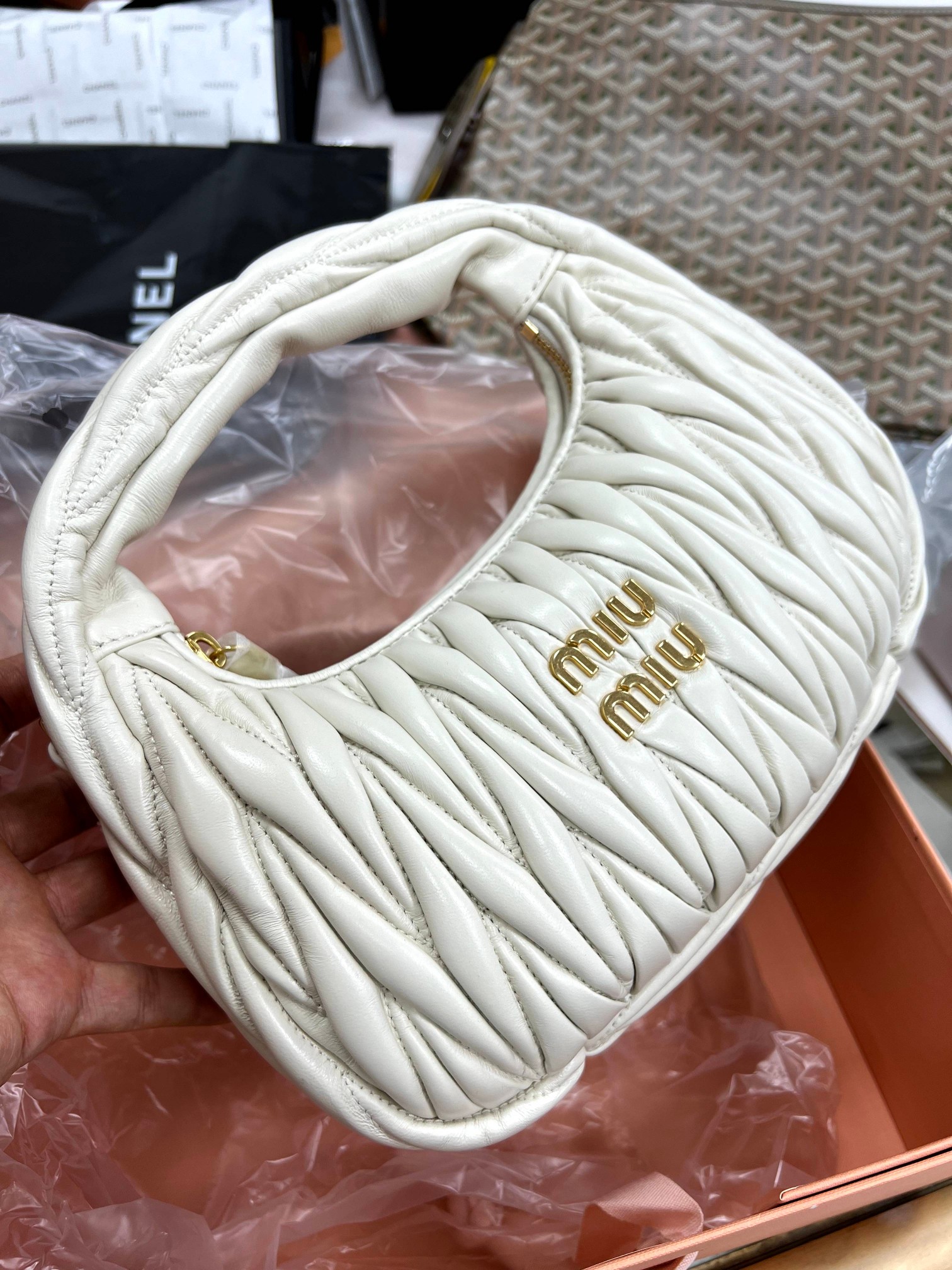 Miu Miu MiuWander miu wander, the popular model that is released in seconds, is exactly what its name suggests: the freedom to roam casually and