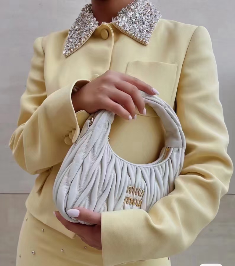 Miu Miu MiuWander's endless curiosity to explore, perhaps this is the most perfect and unique interpretation of the miumiu girl. Almost all major