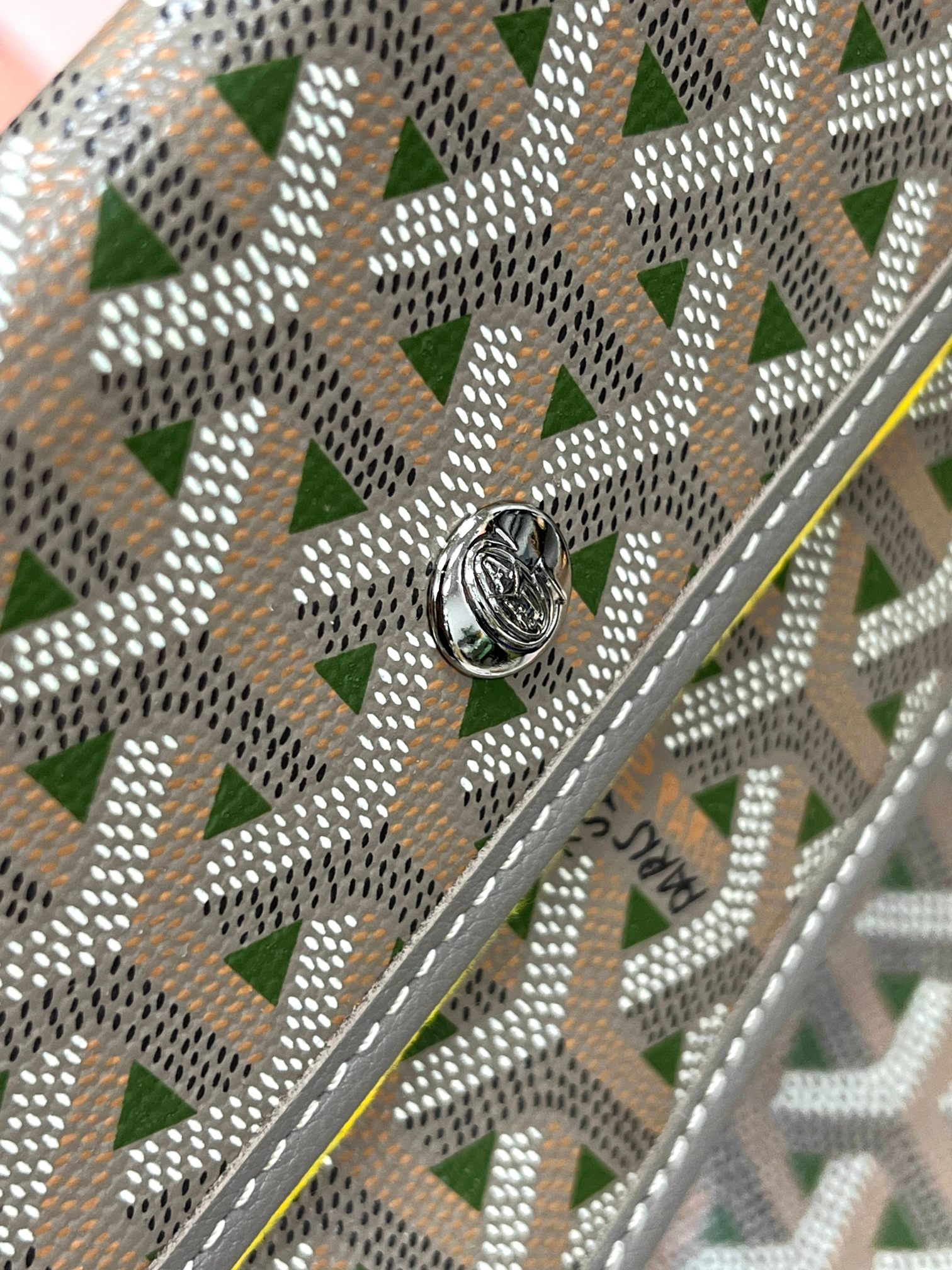 Goyard Hobo Boheme's new lining and genuine leather hobo armpit bag is inspired by the life philosophy of Bohemian wandering. Goyard ships in lim