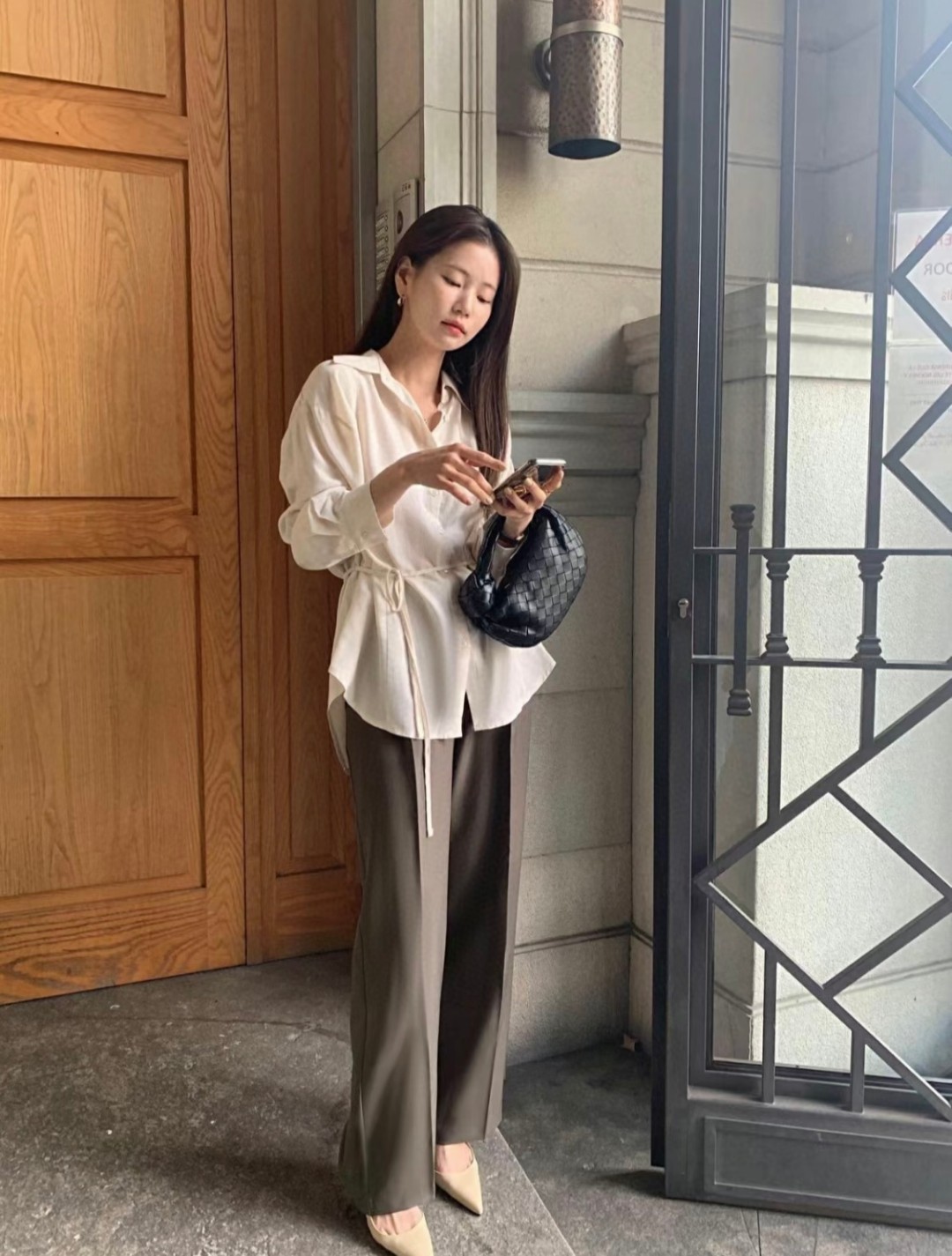 Bottega Veneta Jodie is very suitable for girls with a gentle style. It feels great when you hold it in your hand. Dont worry, what I prepare for