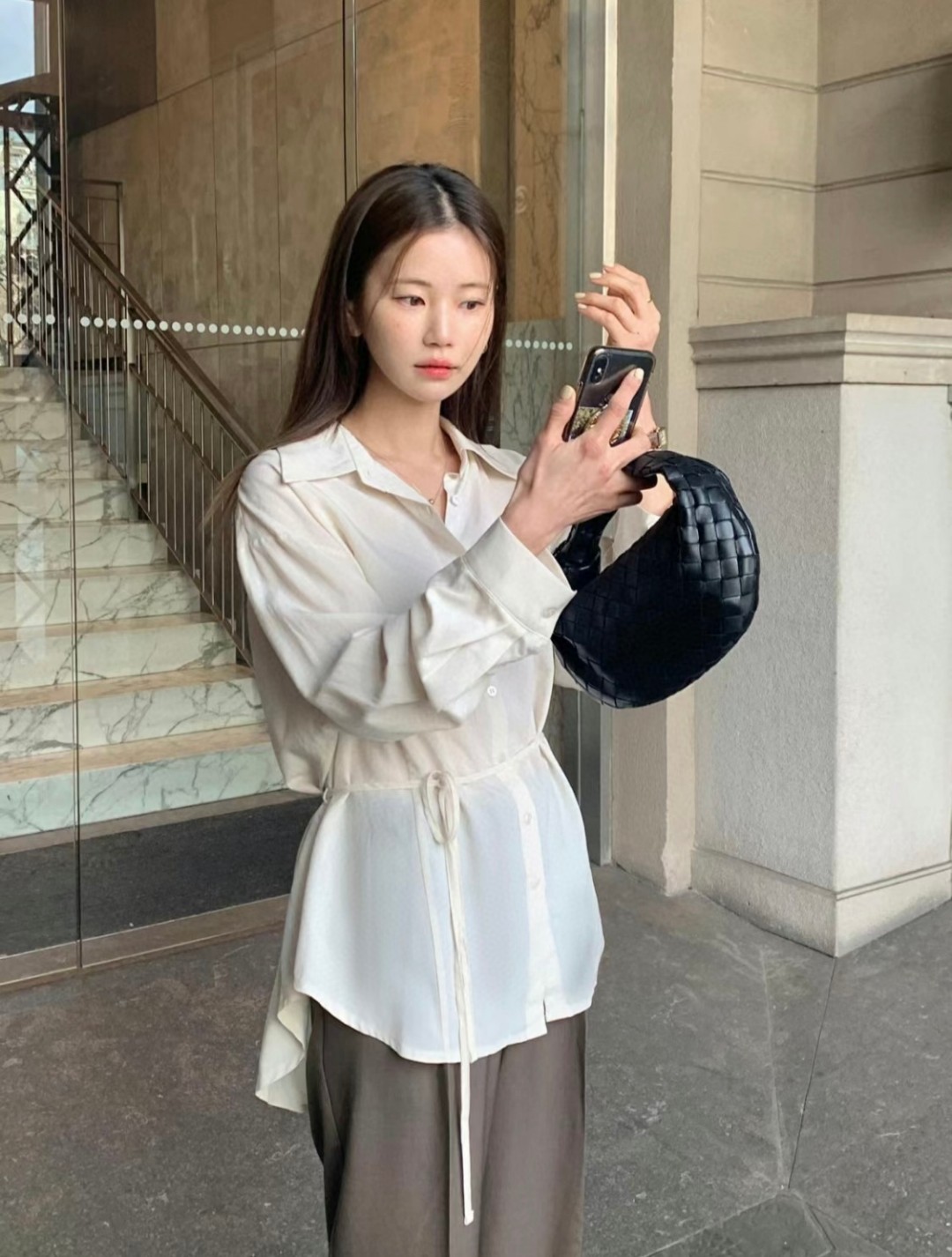 Bottega Veneta Jodie is very suitable for girls with a gentle style. It feels great when you hold it in your hand. Dont worry, what I prepare for