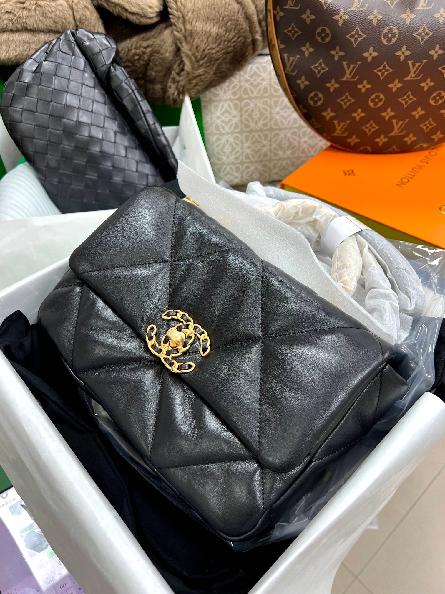 The new Chanel 19bag black gold small size that continues to be popular is full of elegance