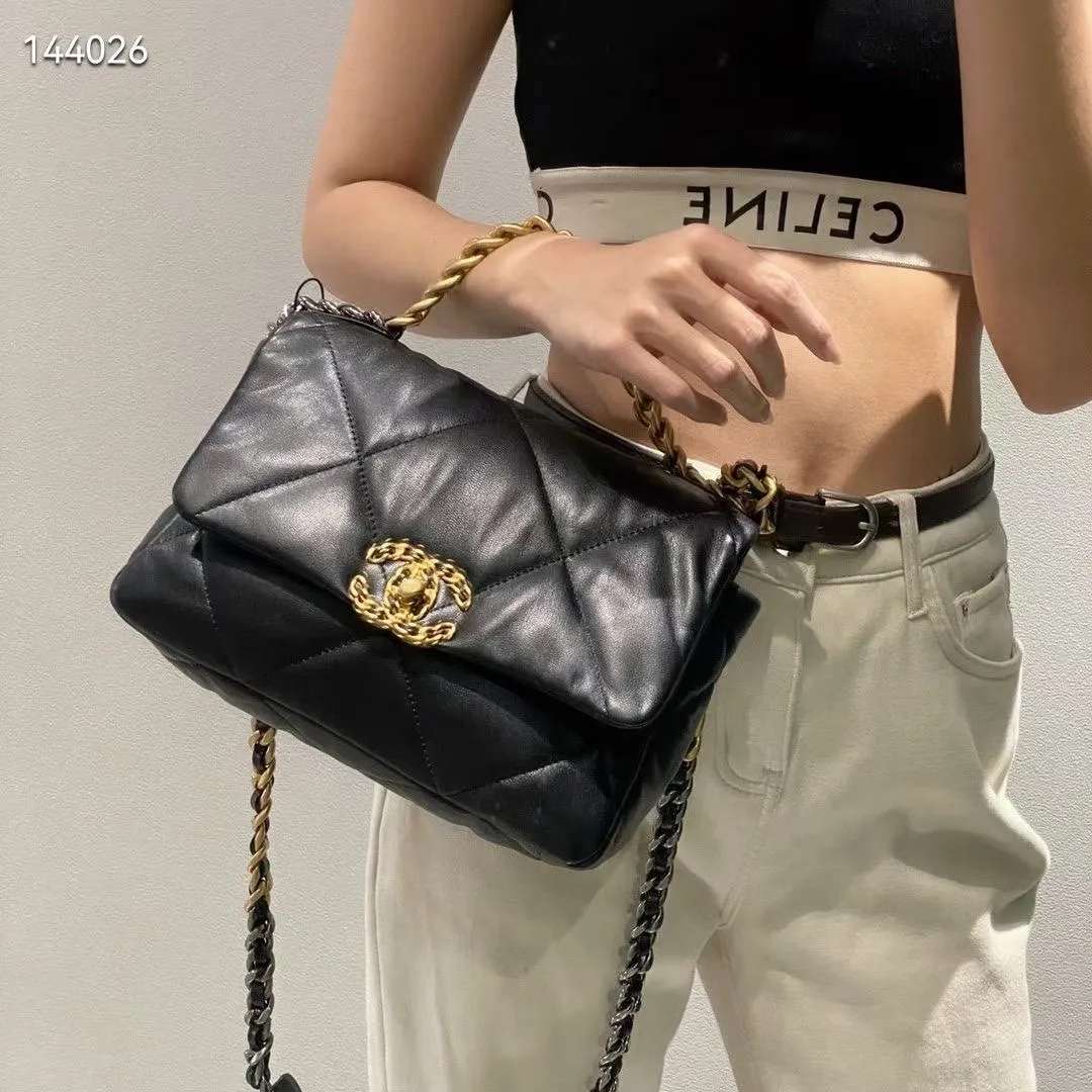 The new Chanel 19bag black gold small size that continues to be popular is full of elegance