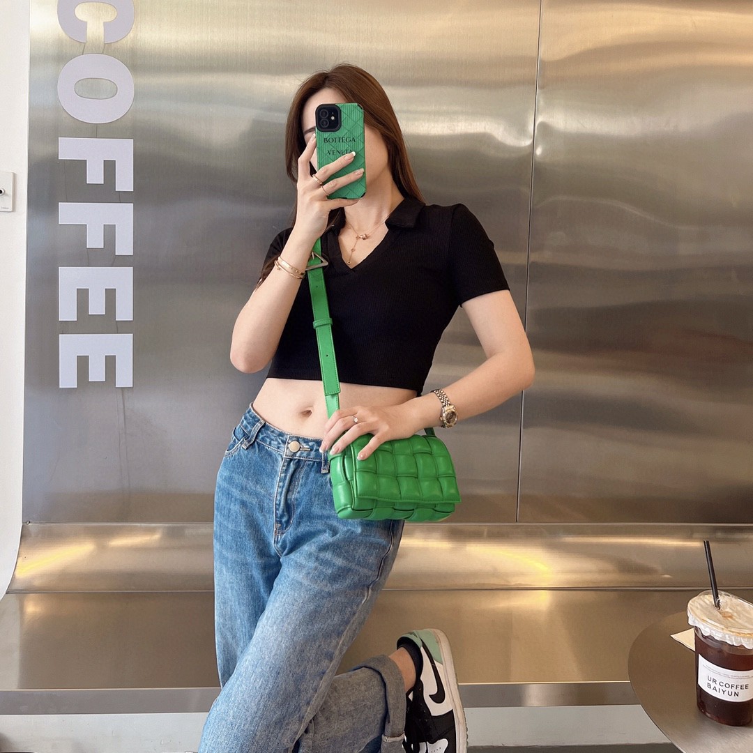 Bottega Veneta Bv Ace Model 2023 Autumn and Winter New Cassette Medium Sheepskin Pillow Bag 717506 Classic Weaving Craft Chubby Filling Design Pi
