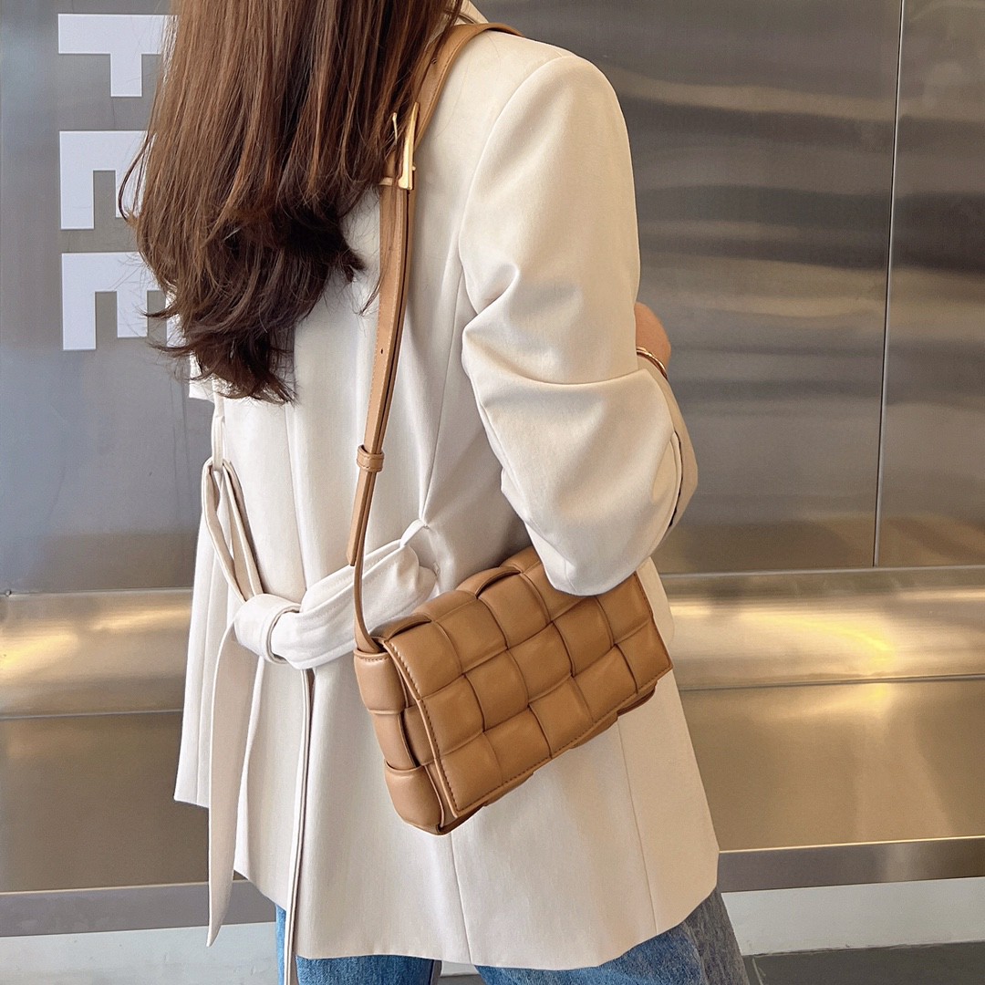 Bottega Veneta Bv Ace Model 2023 Autumn and Winter New Cassette Medium Sheepskin Pillow Bag 717506 Classic Weaving Craft Chubby Filling Design Pi
