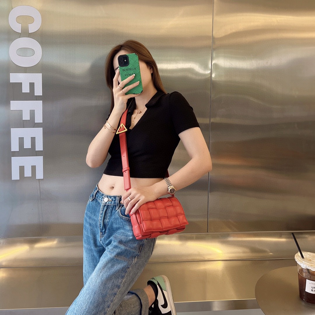Bottega Veneta Bv Ace Model 2023 Autumn and Winter New Cassette Medium Sheepskin Pillow Bag 717506 Classic Weaving Craft Chubby Filling Design Pi