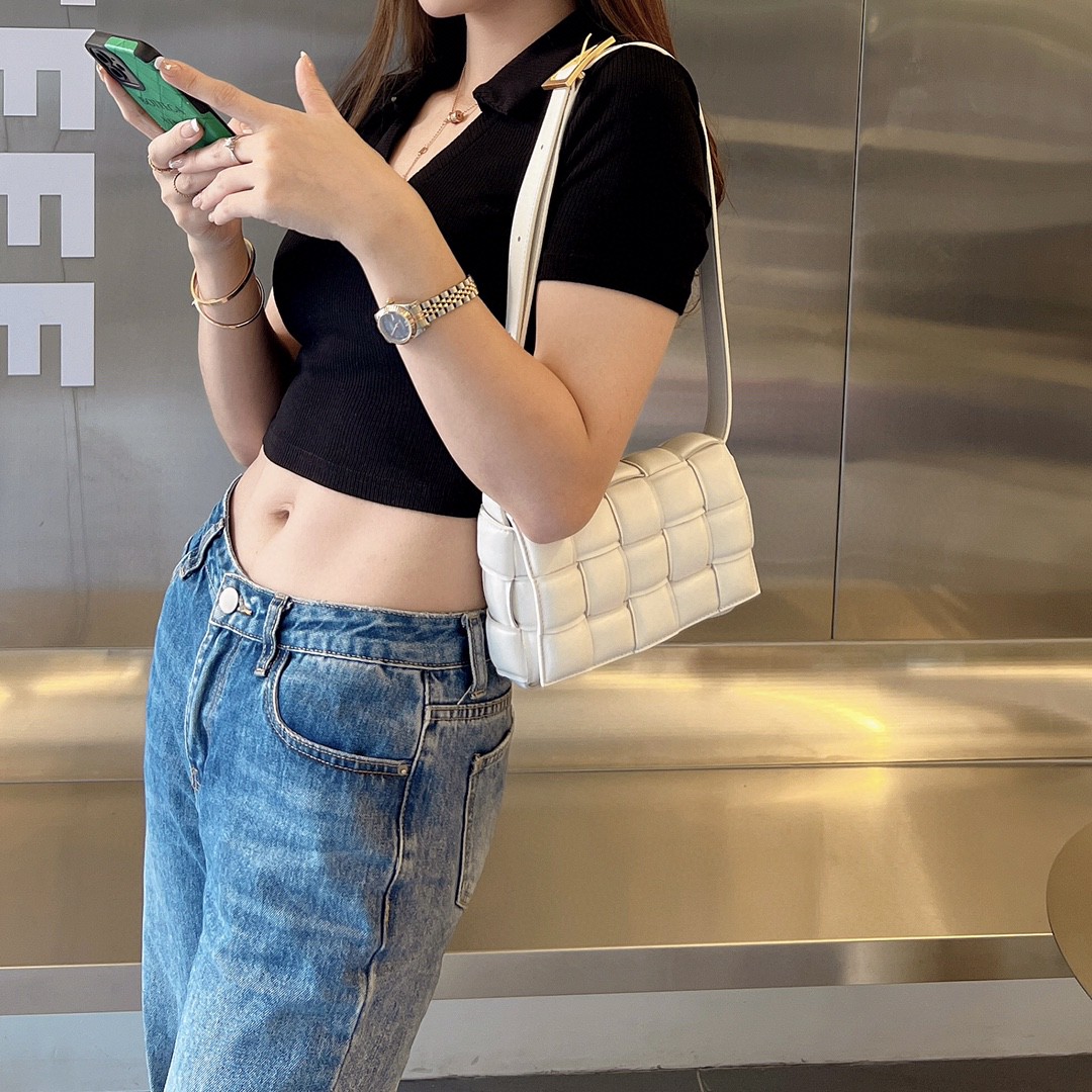 Bottega Veneta Bv Ace Model 2023 Autumn and Winter New Cassette Medium Sheepskin Pillow Bag 717506 Classic Weaving Craft Chubby Filling Design Pi