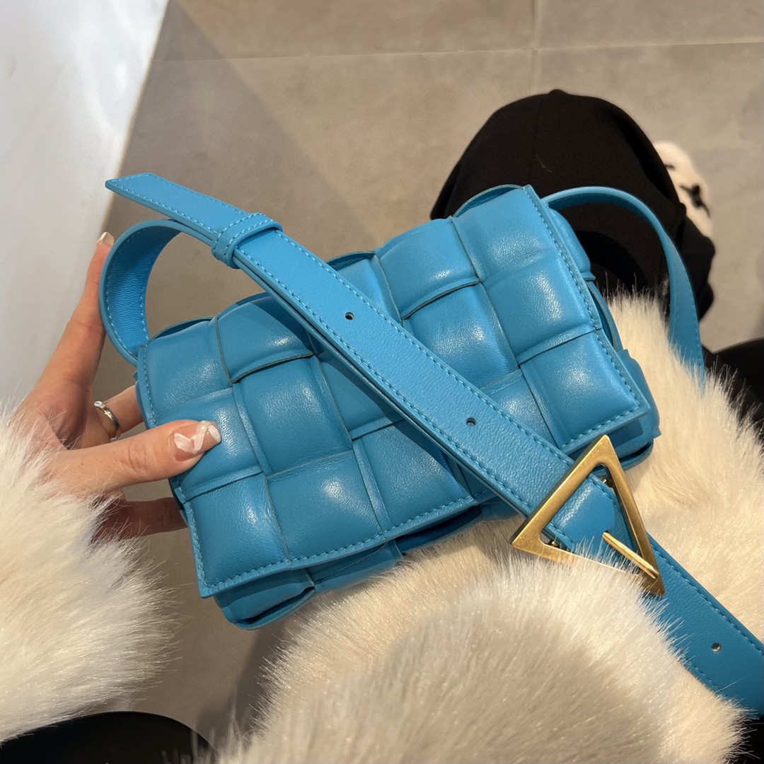 Bottega Veneta Pool Blue Bv Ace Model 2023 Autumn and Winter New Cassette Medium Sheepskin Pillow Bag 717506 Classic Weaving Craft Chubby Filling