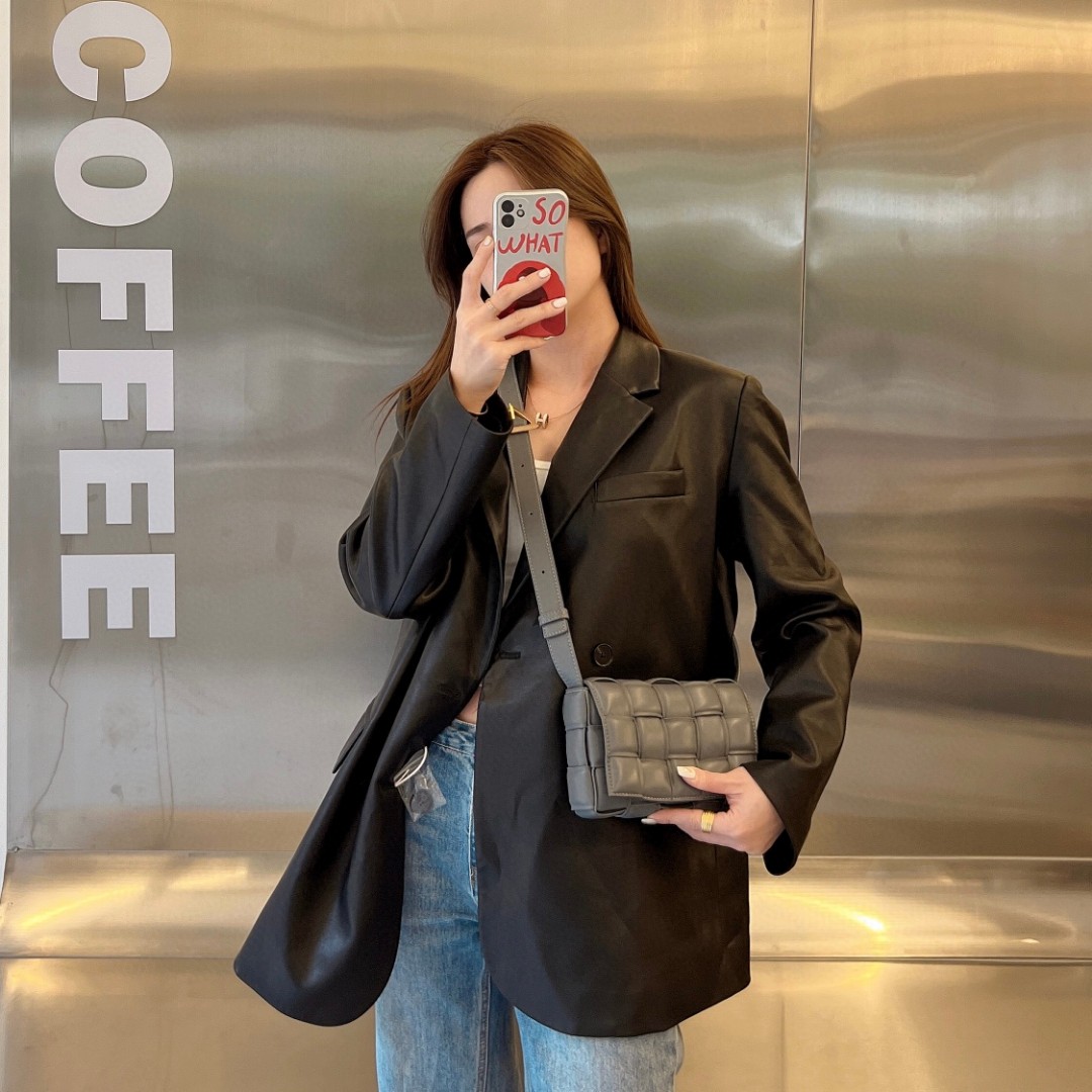 Bottega Veneta Lightning Gray Bv Ace Model 2023 Autumn and Winter New Cassette Medium Sheepskin Pillow Bag 717506 Classic Weaving Craft Chubby Fi