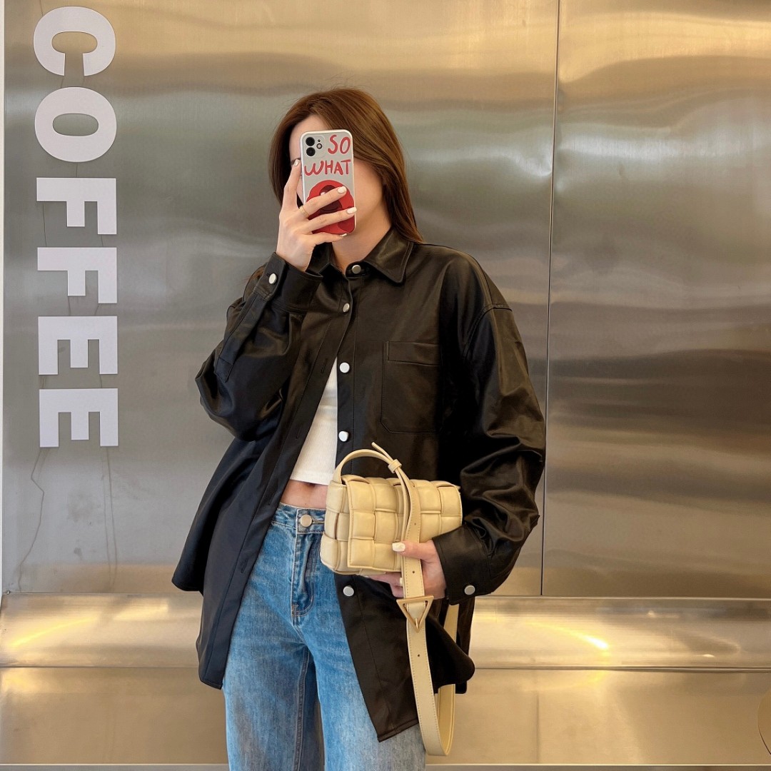 Bottega Veneta Oatmeal Bv trump card 2023 autumn and winter new Cassette medium sheepskin pillow bag 717506 classic weaving technology chubby fil