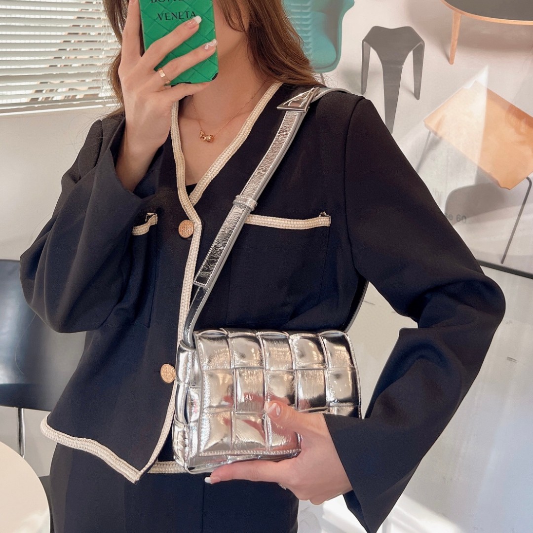 Bottega Veneta Silver Bv Ace Model 2023 Autumn and Winter New Cassette Medium Sheepskin Pillow Bag 717506 Classic Weaving Craft Chubby Filling De