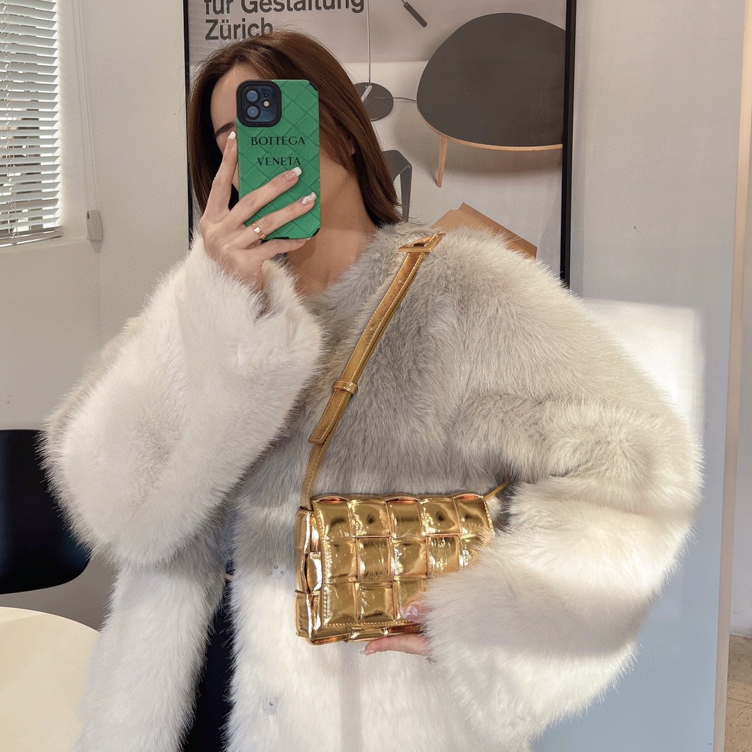 Bottega Veneta Rich golden Bv trump card 2023 autumn and winter new Cassette medium sheepskin pillow bag 717506 classic weaving technology chubby