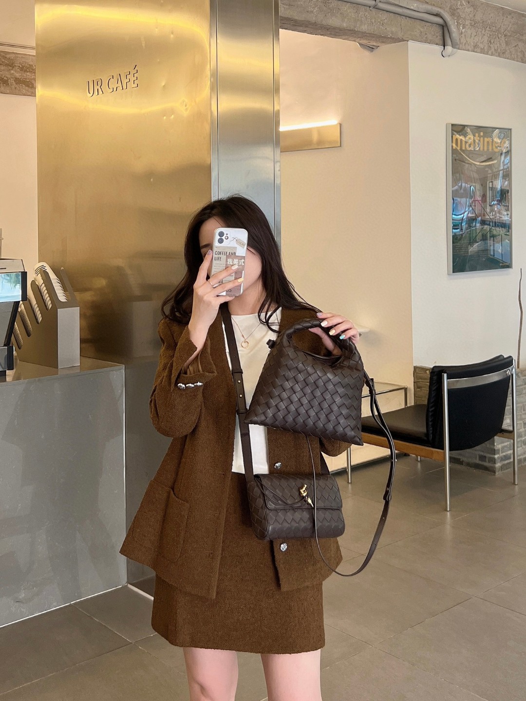 Bottega Veneta Black and brown! B's best-selling BV Mini Hop sheepskin Original factory, official on sale 777586. The bag body and handles are ma