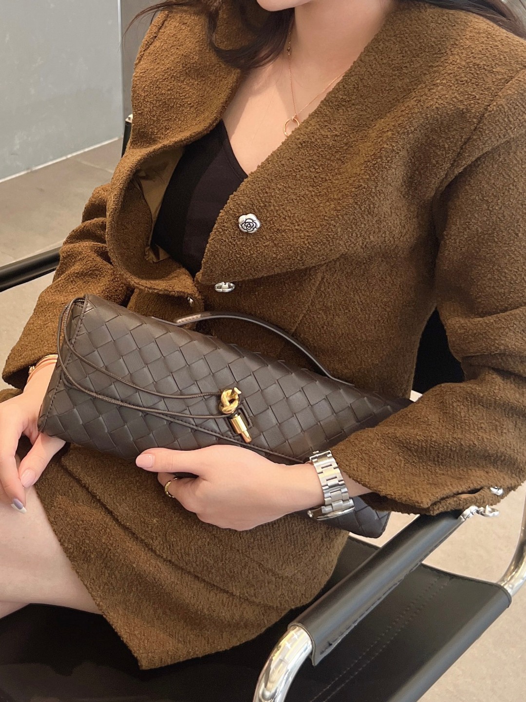 Bottega Veneta Black brown, new product launched on 24th. Bv Clutch original long clutch bag 741511 is equipped with handles. The design of the c