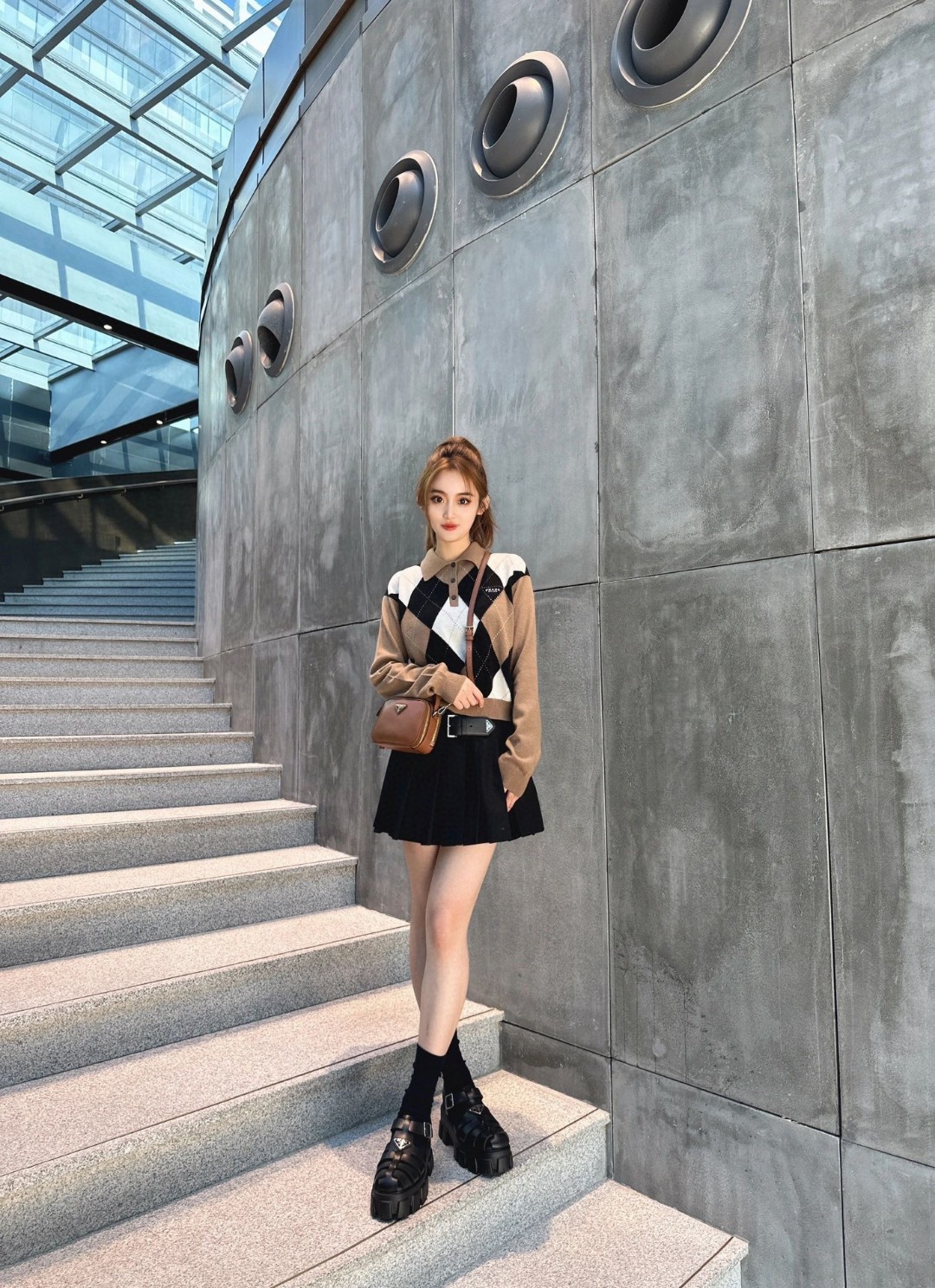 Prada counters have a full set of matching packaging. Pradas new model is officially on sale 1BH203. This mini handbag is made of calfskin and in