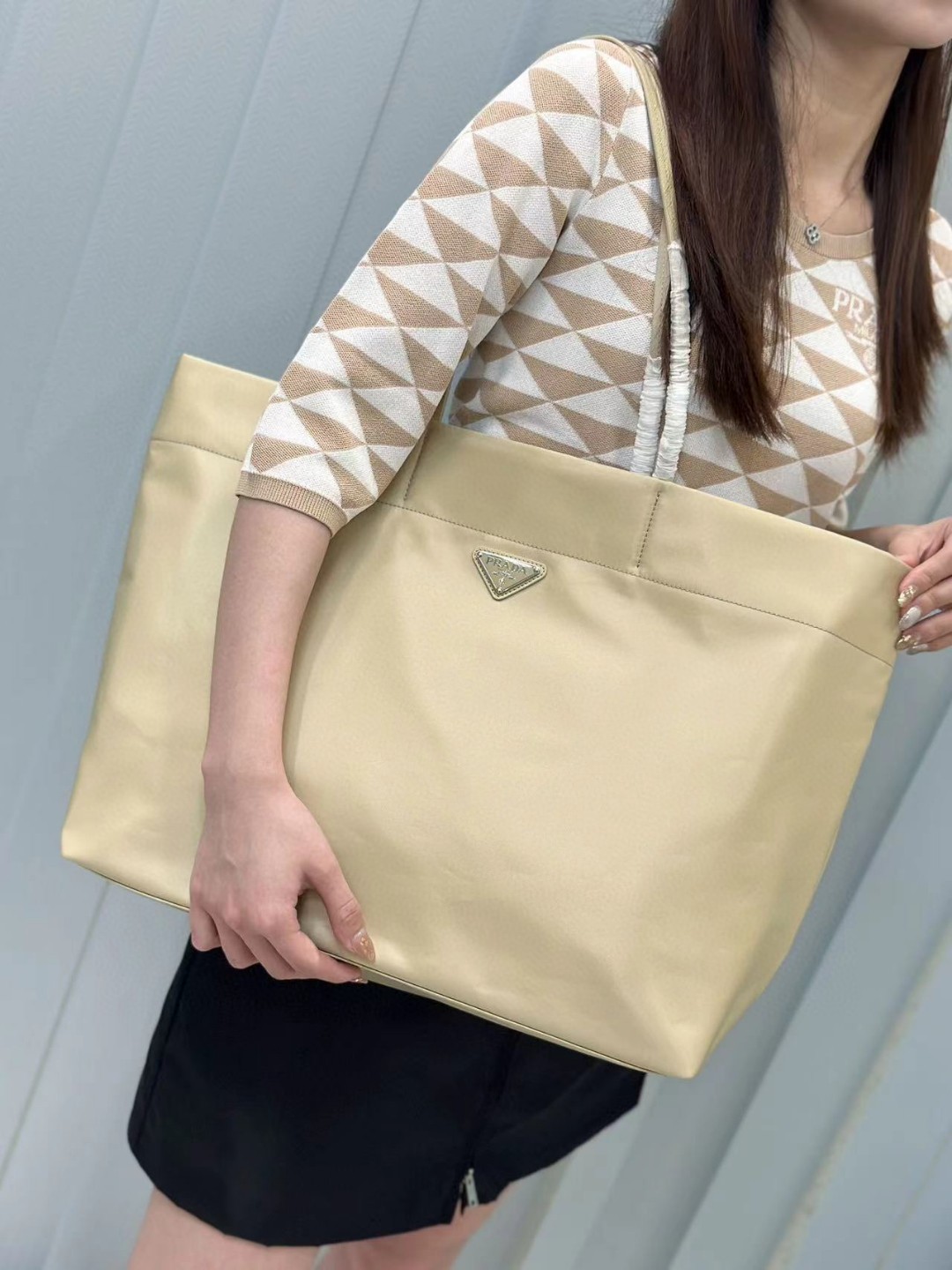 Desert yellow! Prada's new tote bag is officially on sale. The original 1BG107 medium tote bag is made of innovative regenerated nylon fabric and