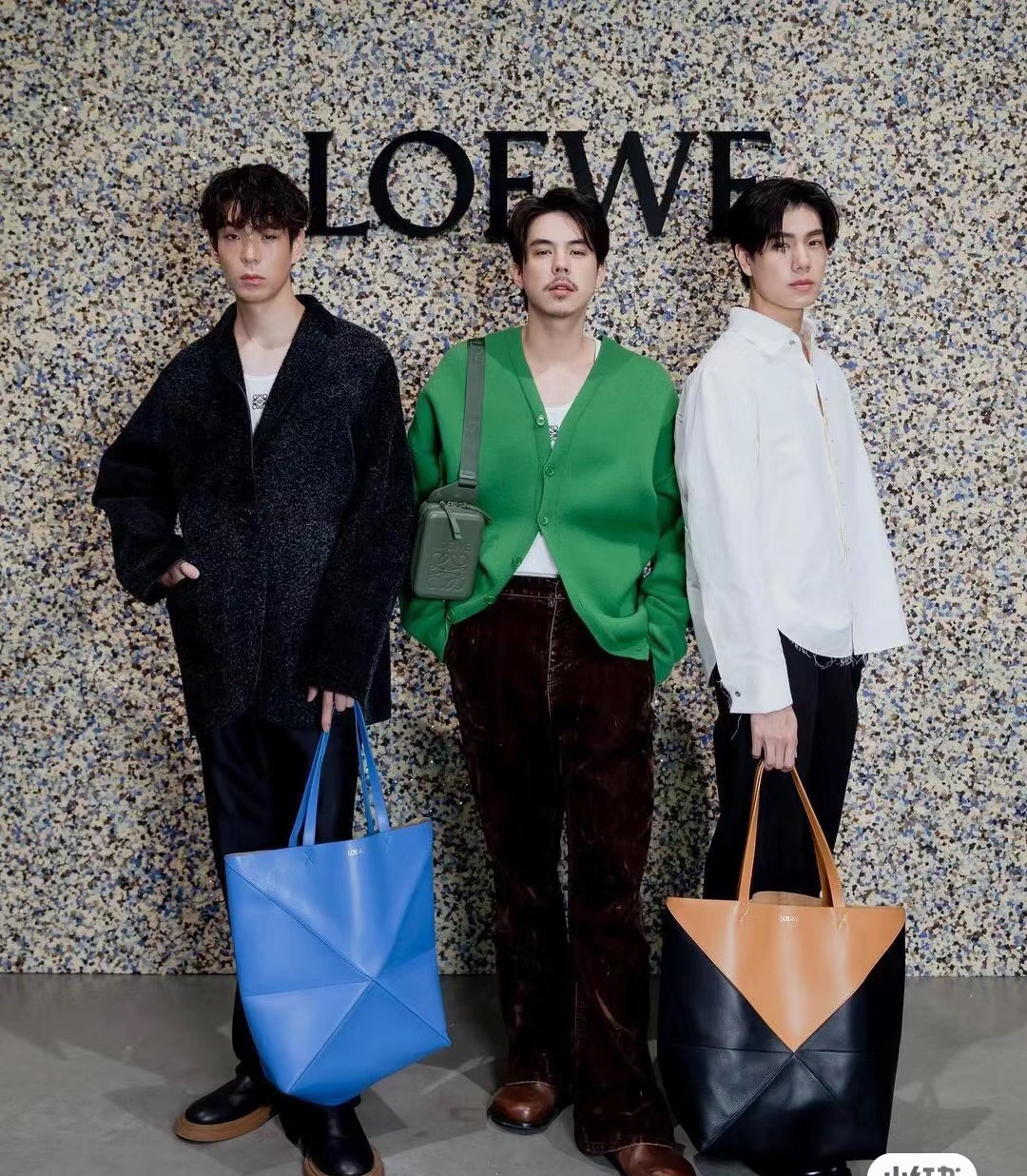Loewe's new large cowhide Puzzle Fold handbag draws inspiration from the geometric lines of the brand's classic handbag series, reinterprets it w