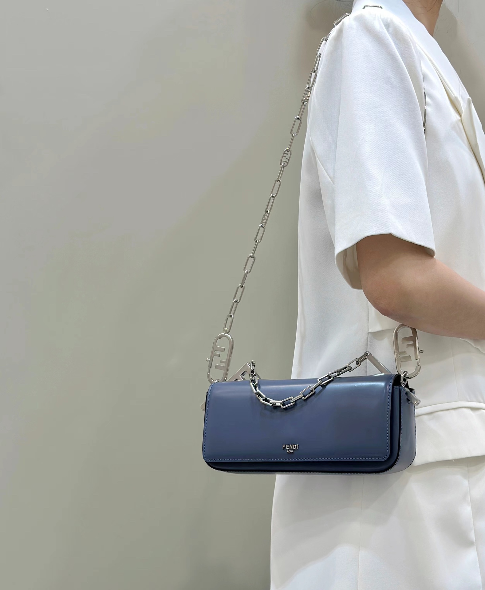 Fendi Year-end special offer 499 First Sight clutch with mirror in Italian box calfskin, decorated with F metal accessories and chain. The interi