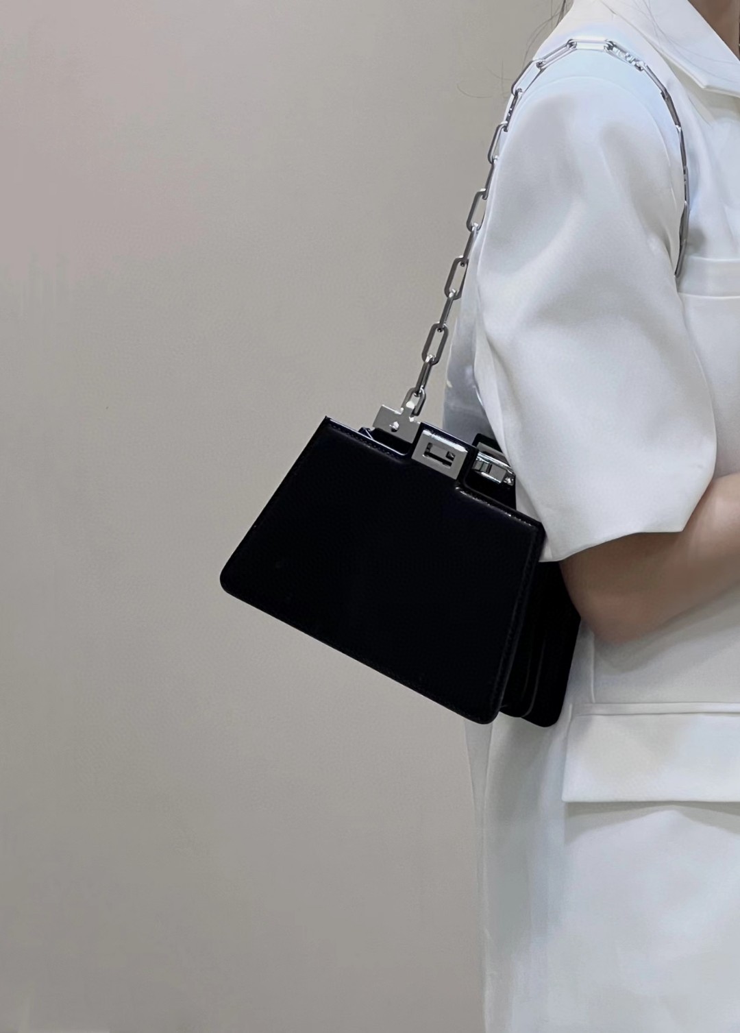 499 year-end special offer Peekaboo Cut Petite Italian box calfskin, this design is an innovative interpretation of Fendi's moving cross-cut desi