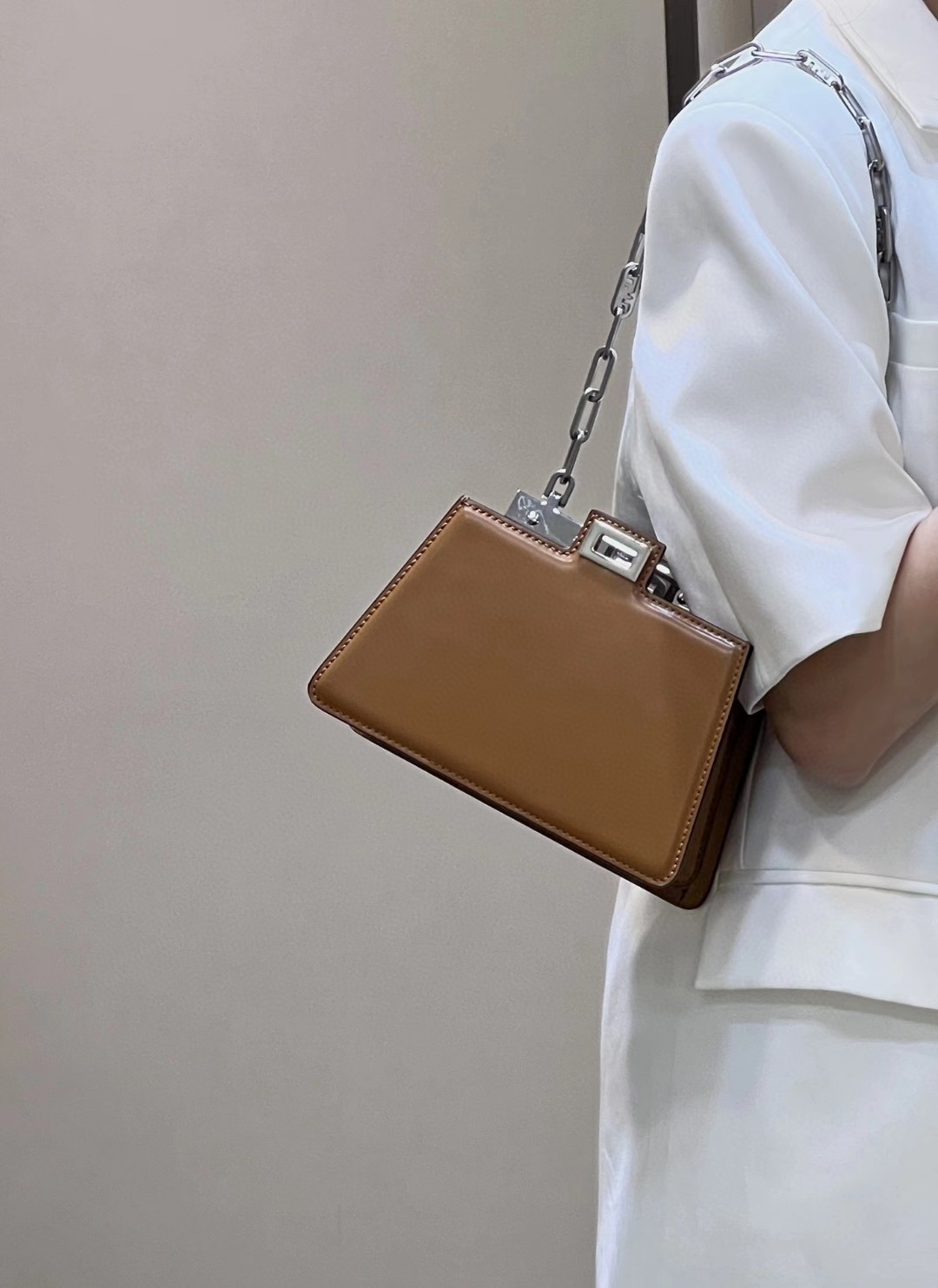 499 year-end special offer Peekaboo Cut Petite Italian box calfskin, this design is an innovative interpretation of Fendi's moving cross-cut desi