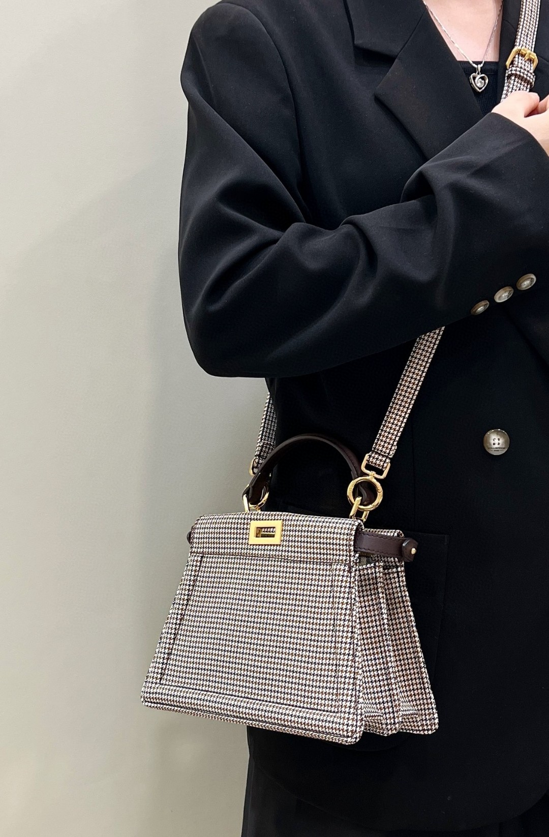 Fendi's original peekaboo petit houndstooth design has a high-end temperament! Qiao Meis same style Get is all cool and cool ~ super versatile, d