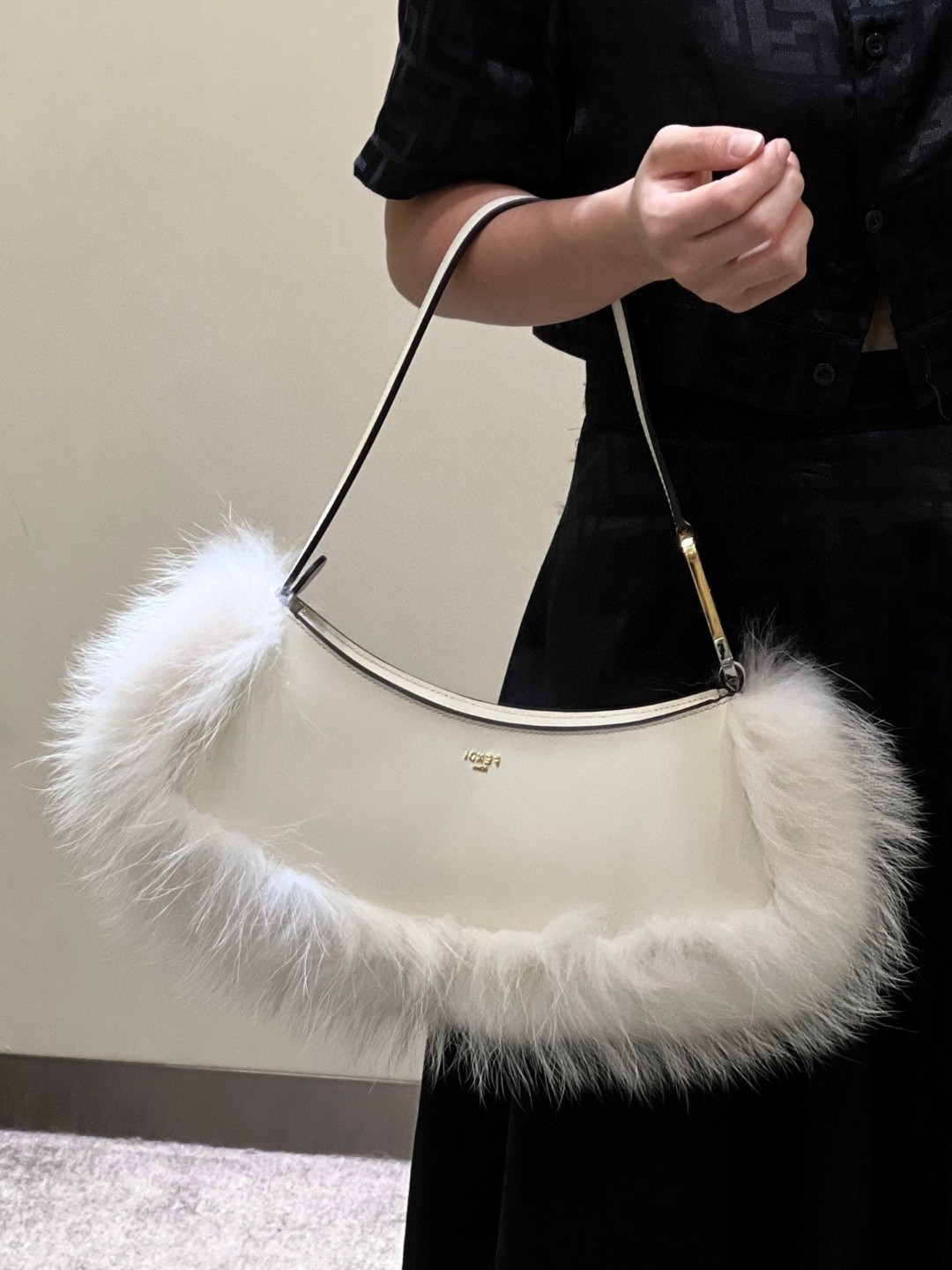 Special offer at the end of the year718 Fendi counter inspection grade O-lock series popular style outer body with a circle of fox fur, cute and