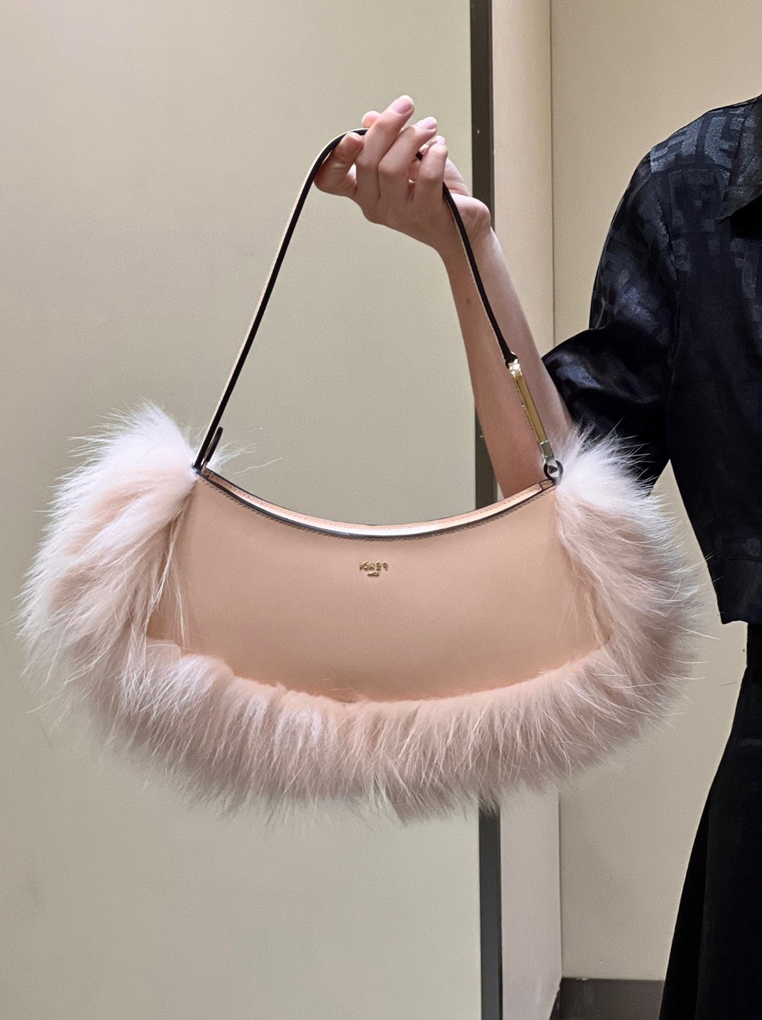 Special offer at the end of the year718 Fendi counter inspection grade O-lock series popular style outer body with a circle of fox fur, cute and