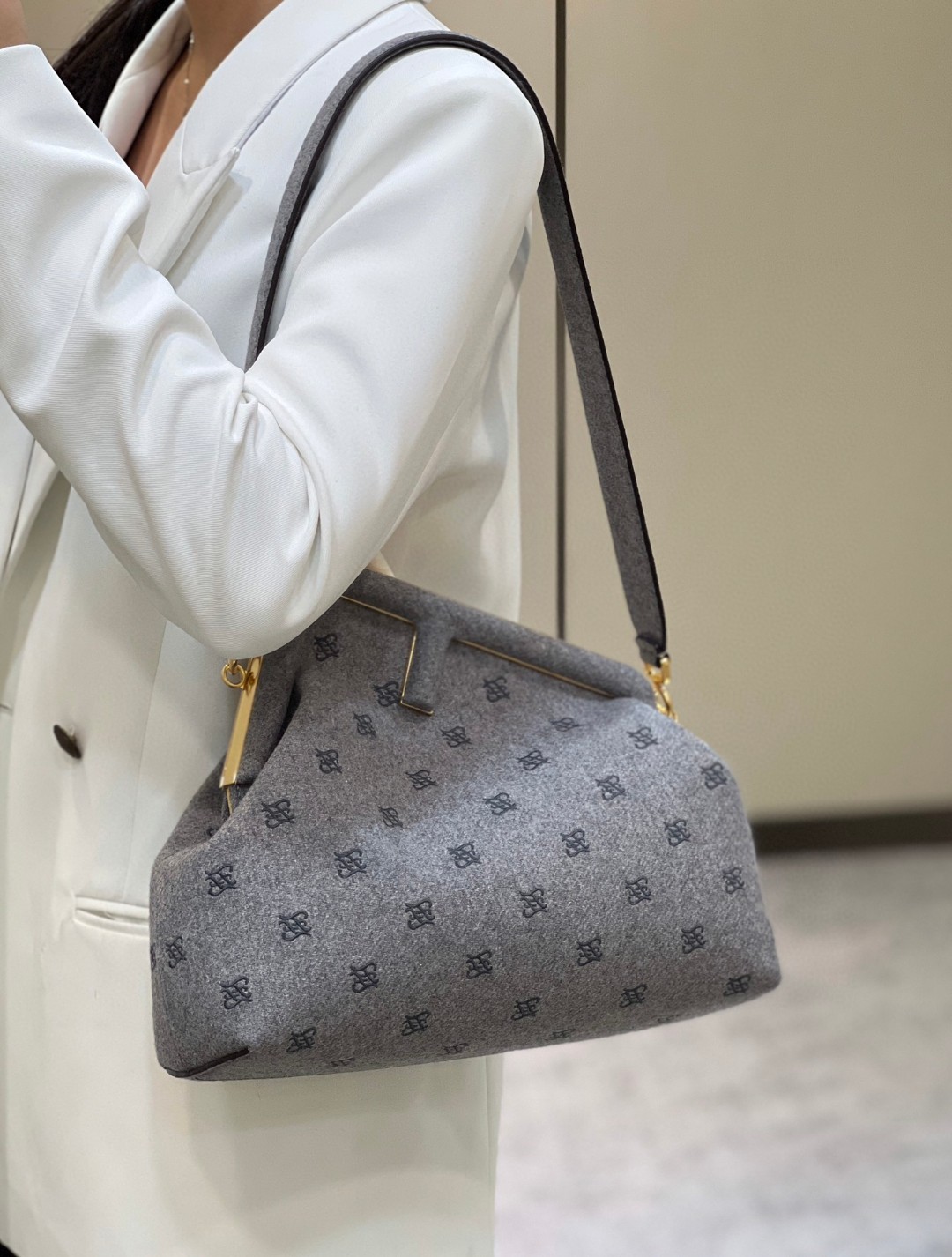 Special offer at the end of the year 618 Original factory inspection grade Fendi The first series uses the letter F as the design highlight and a