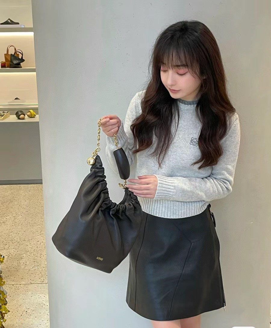 Loewesmall sizeItalian lambskin nappa leather inside and outside, all steel hardware! The Loewe Squeeze collection features a surprisingly lightw