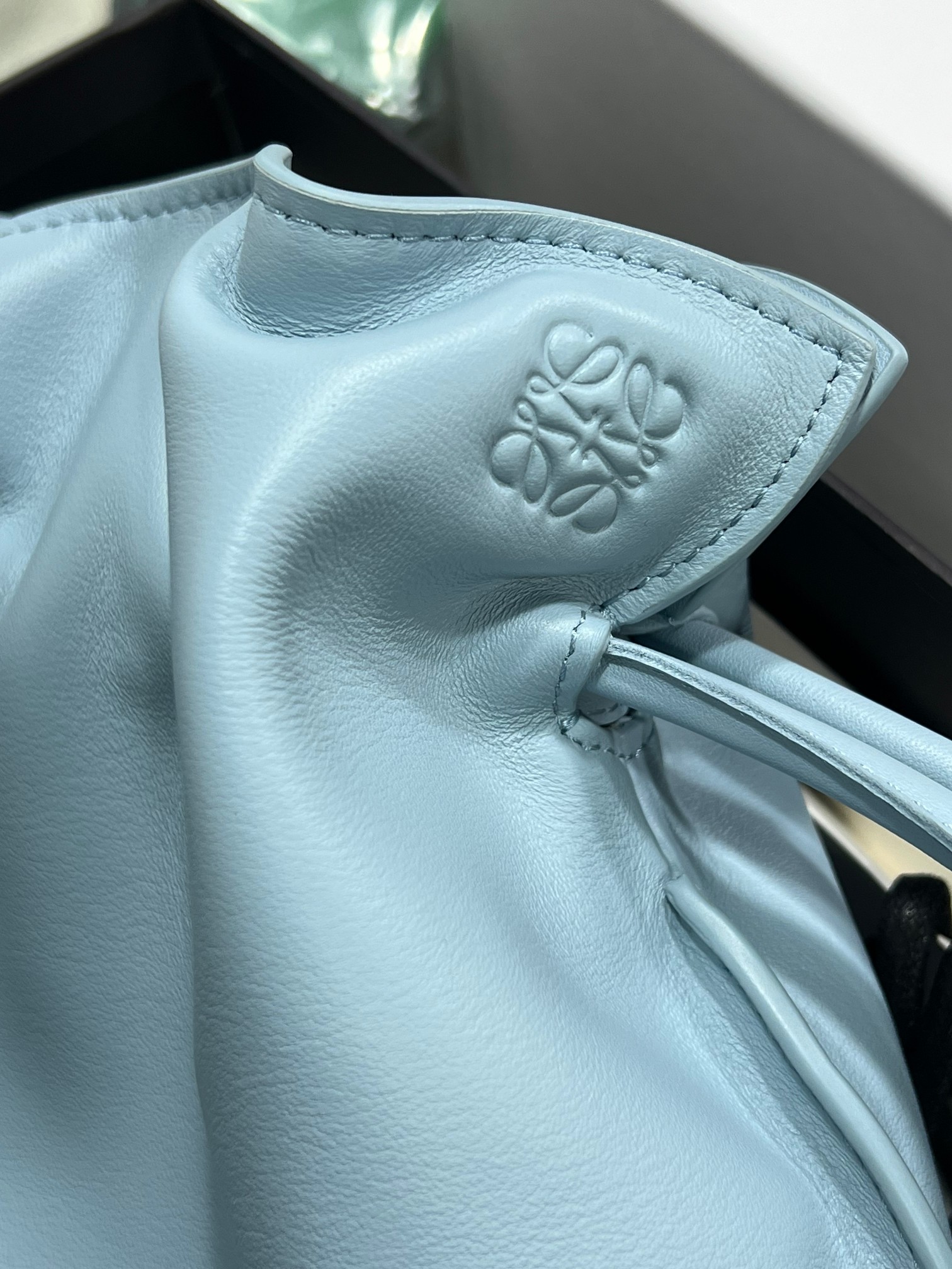 Loewe Magical lucky bag, a versatile bag for customers, Luo Yiwei brooch accessory. It can be carried by hand or as an armpit bag with a short sh