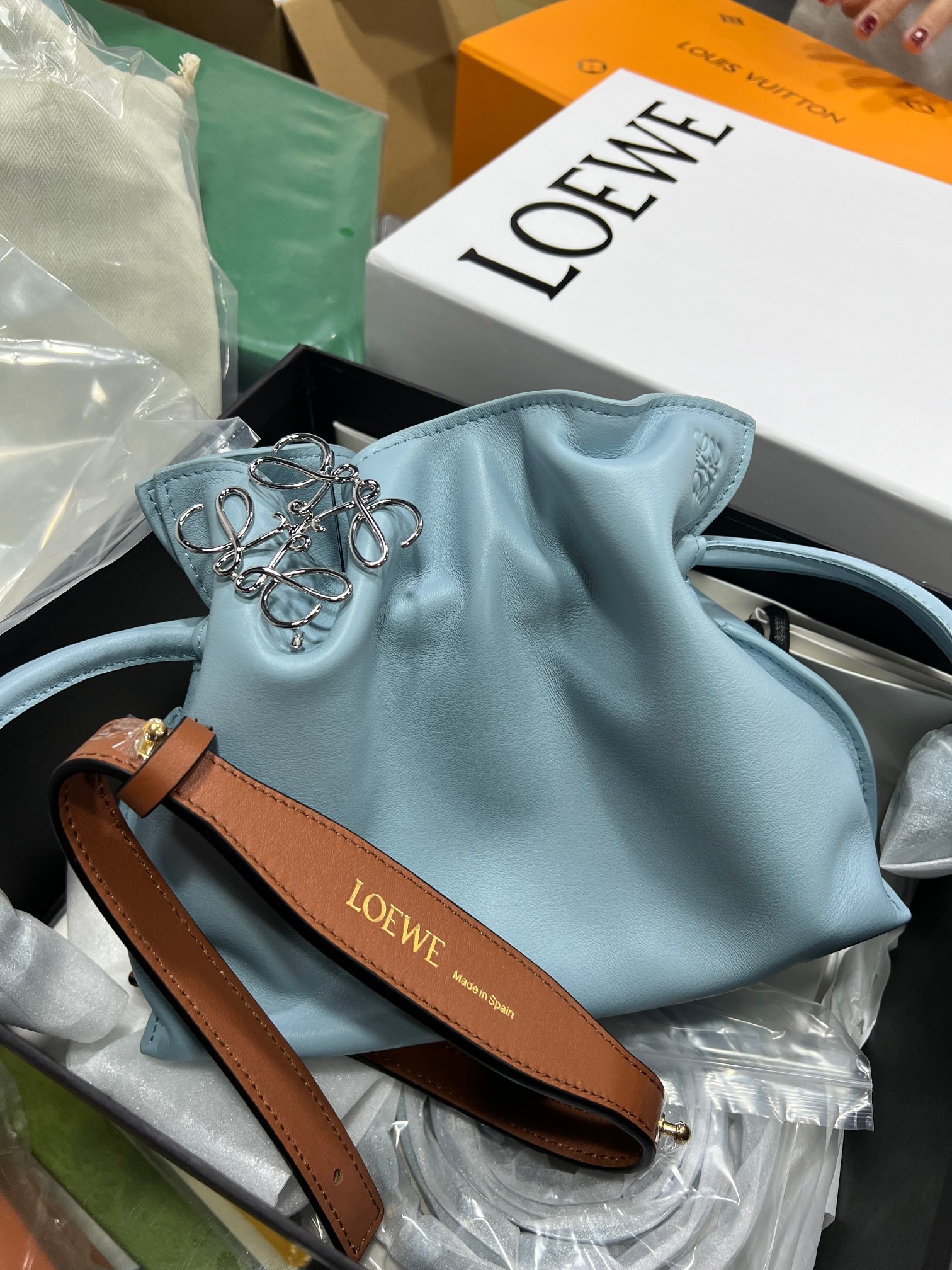 Loewe Magical lucky bag, a versatile bag for customers, Luo Yiwei brooch accessory. It can be carried by hand or as an armpit bag with a short sh