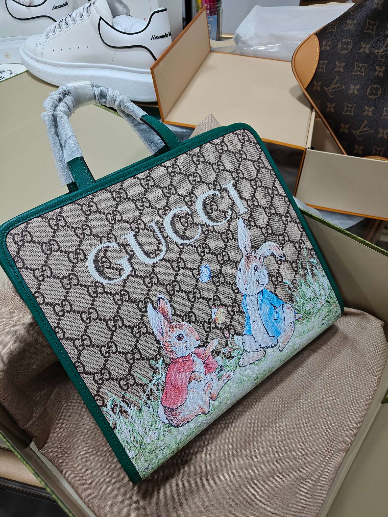 I have been waiting for three months for Gucci Gucci top counter quality, real photo! No matter what kind of handbags are popular every year, sho