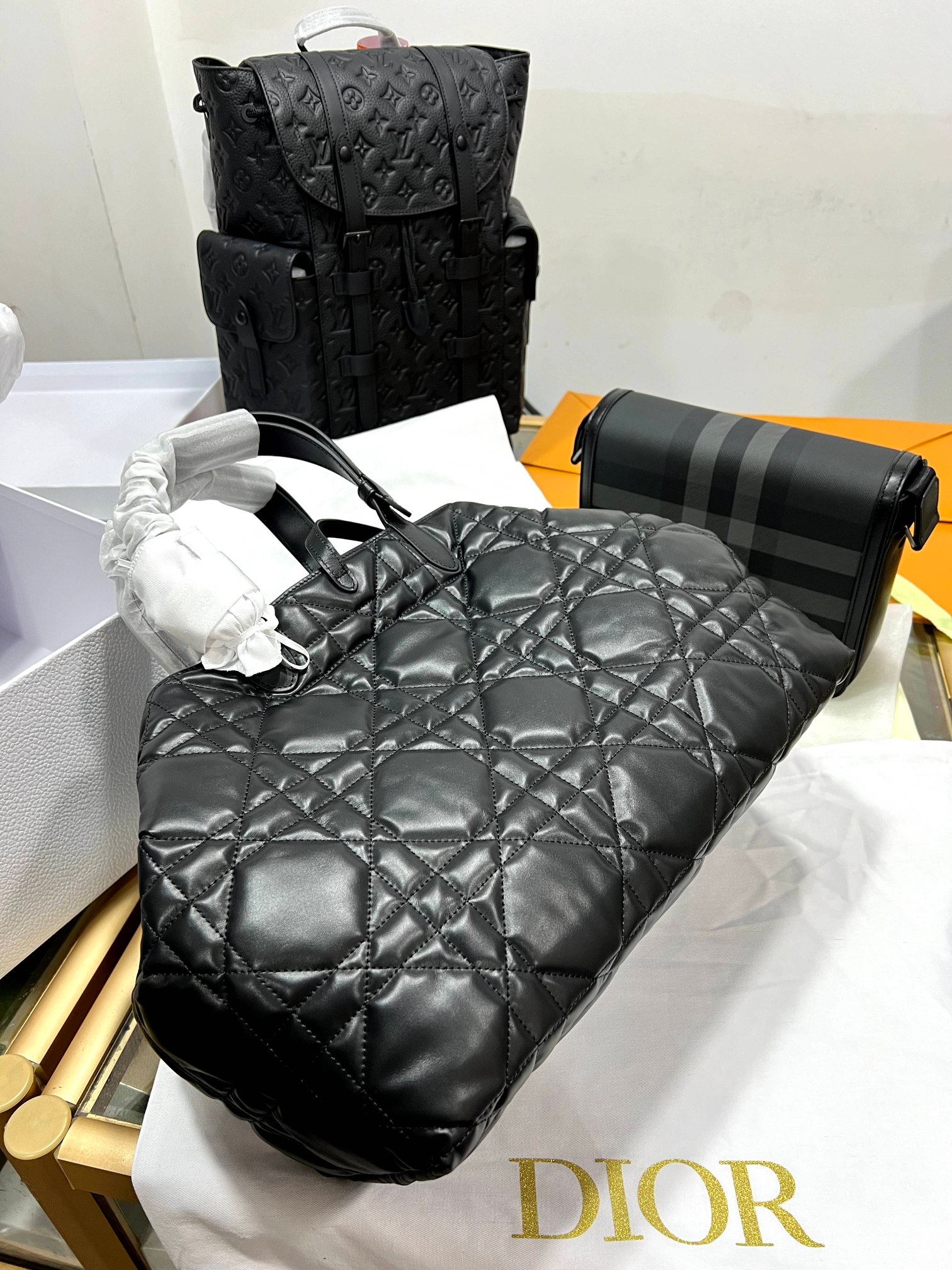Dior The hottest items of the year, shipped every day in seconds "Small quantity in stock Black large size"