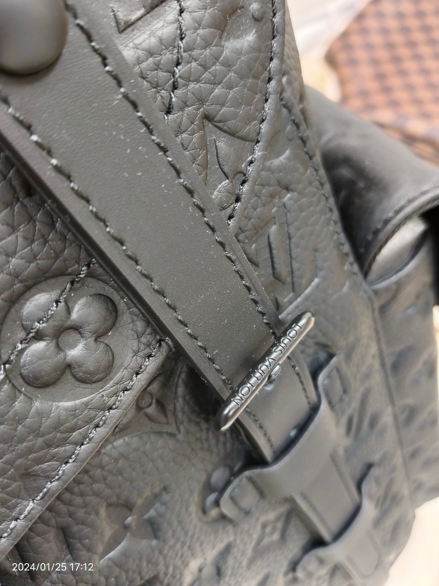 Louis Vuitton "Continue to ship in seconds at the end of the year." The trading company has more than ten orders at the end of the year. LV's new