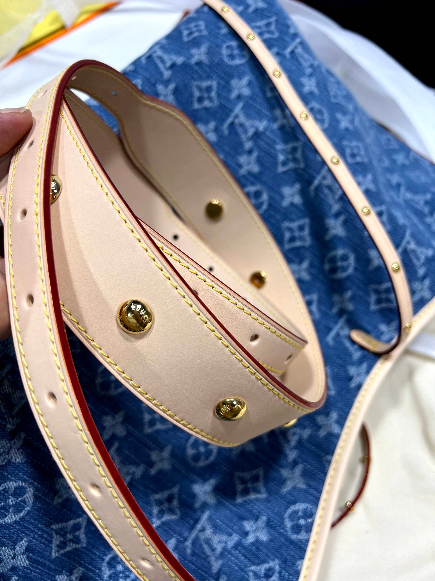Louis Vuitton Year-end benefits will continue to be distributed, and must be original color-changing yellow cowhide