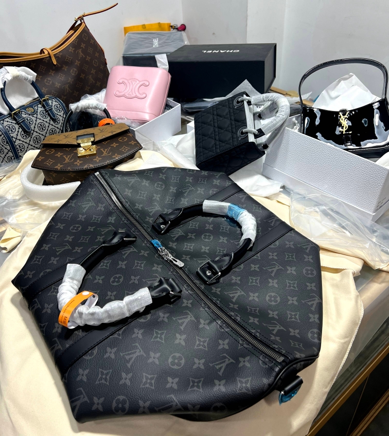 Louis Vuitton Just dump the picture to post the second wave instantly