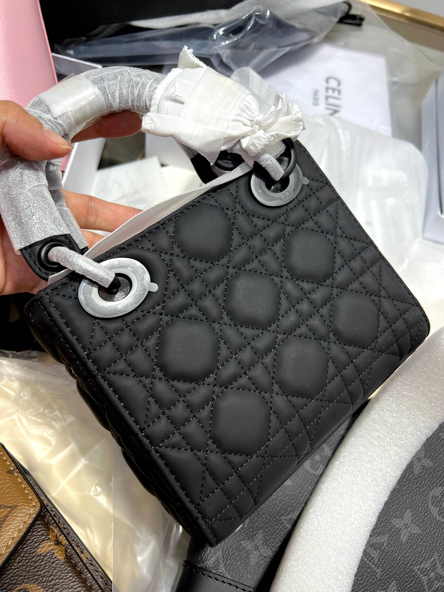 Saint Laurent High-end products will definitely be released after the new year. Several major brand series will continue to be popular after the