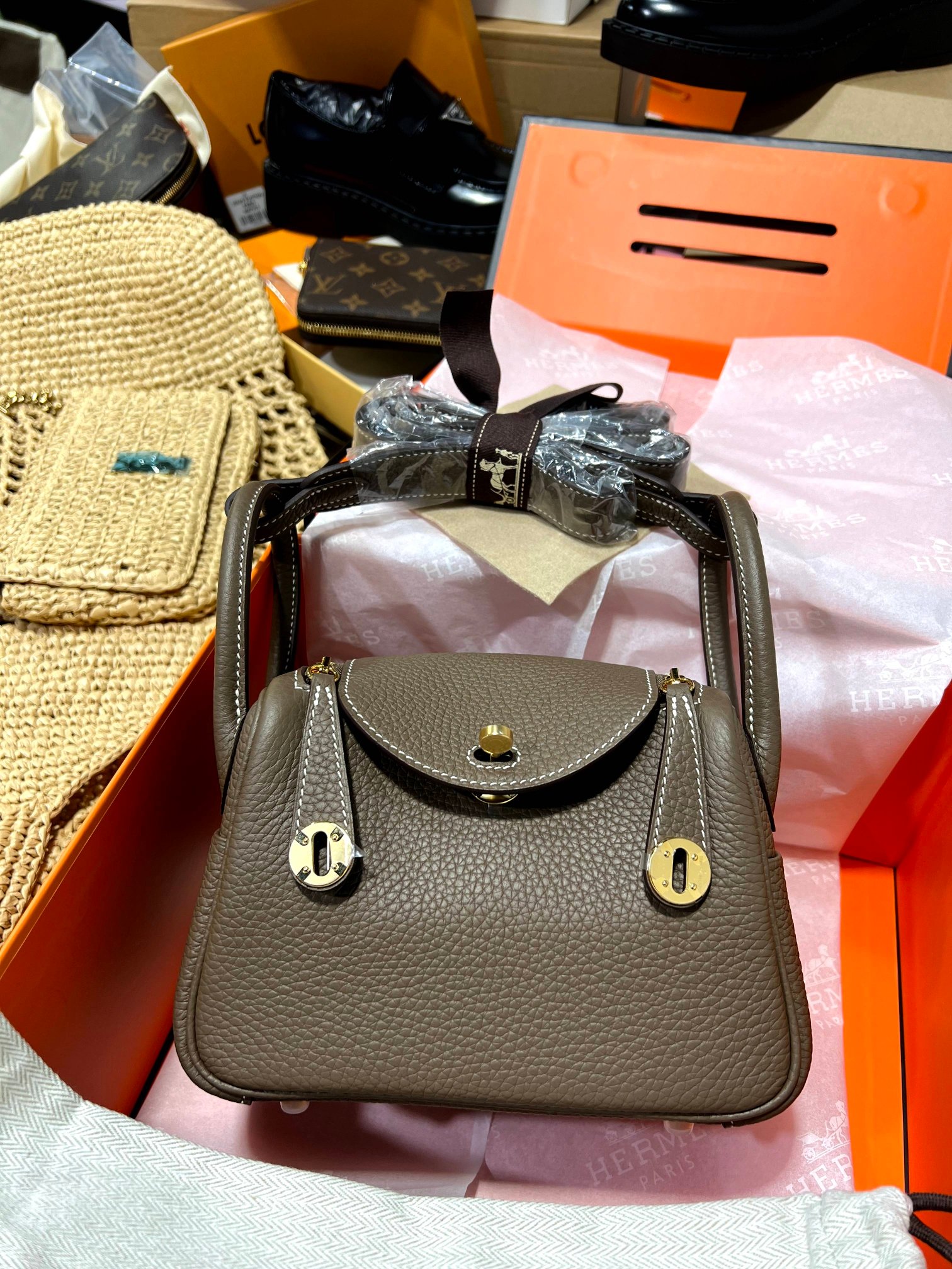 Hermès Hermes Lindy calfskin size mini 19cm This little cutie has hit the hearts of so many girls