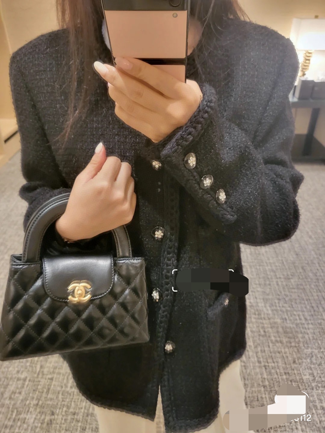 Chanel Kellys beauty cant be hidden even in plain clothes. We cant lose to anyone with her plain outfitsThe large and small upper body is full of