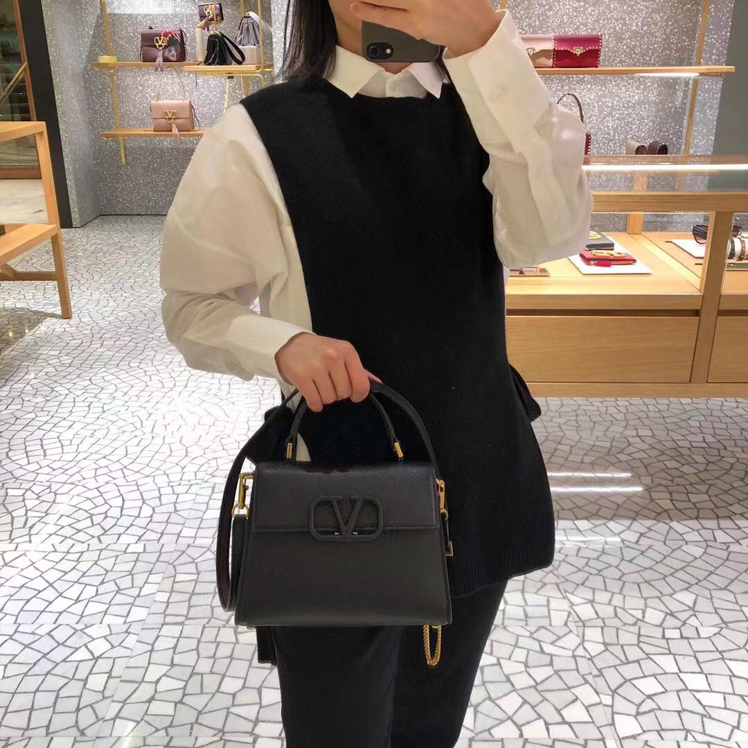 Valentino's new VSling, which is on sale for more than RMB 20,000, is simple and elegant. It can be carried by hand and the length of the strap i