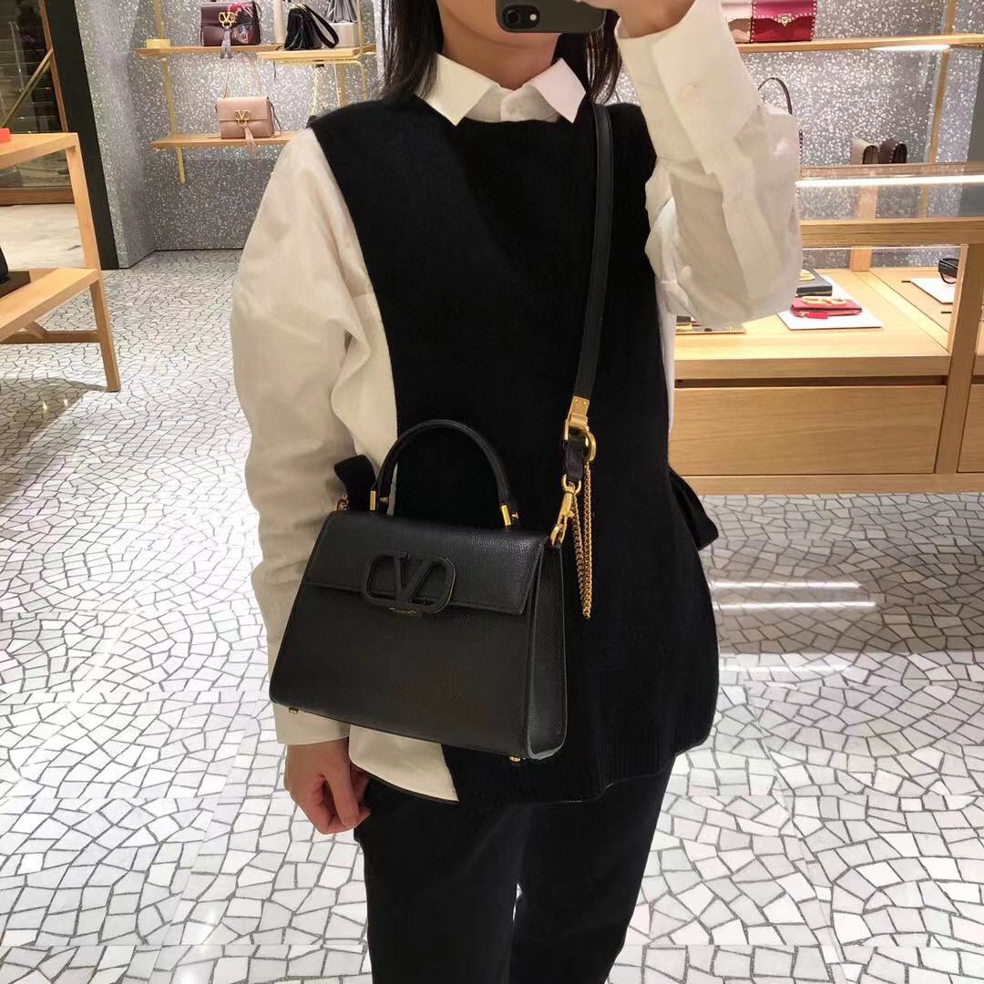 Valentino's new VSling, which is on sale for more than RMB 20,000, is simple and elegant. It can be carried by hand and the length of the strap i