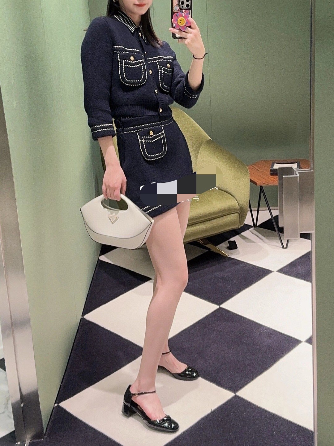 Prada 2024 new SoftCalf dumpling bag official 1BA421 is carefully made of exquisite calfskin and decorated with the iconic triangle logo. It adop
