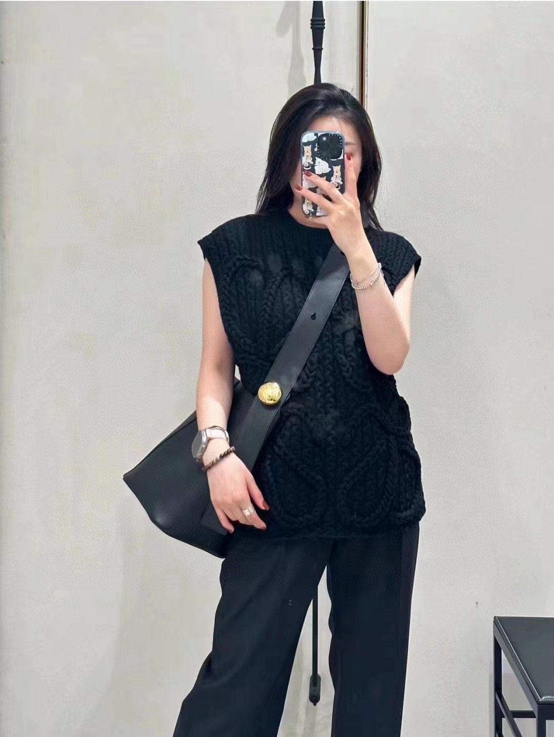 1100 loewe's latest pebble calfskin bucket bag inside and outside. The matte cowhide lining is full of texture. The minimalist and neat bucket ba