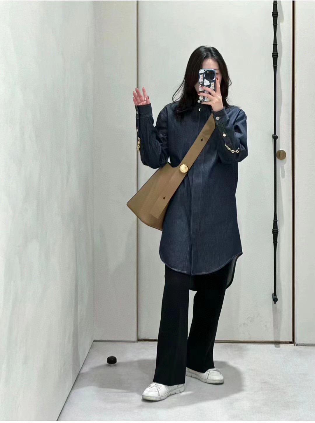 1100 loewe's latest pebble calfskin bucket bag inside and outside. The matte cowhide lining is full of texture. The minimalist and neat bucket ba